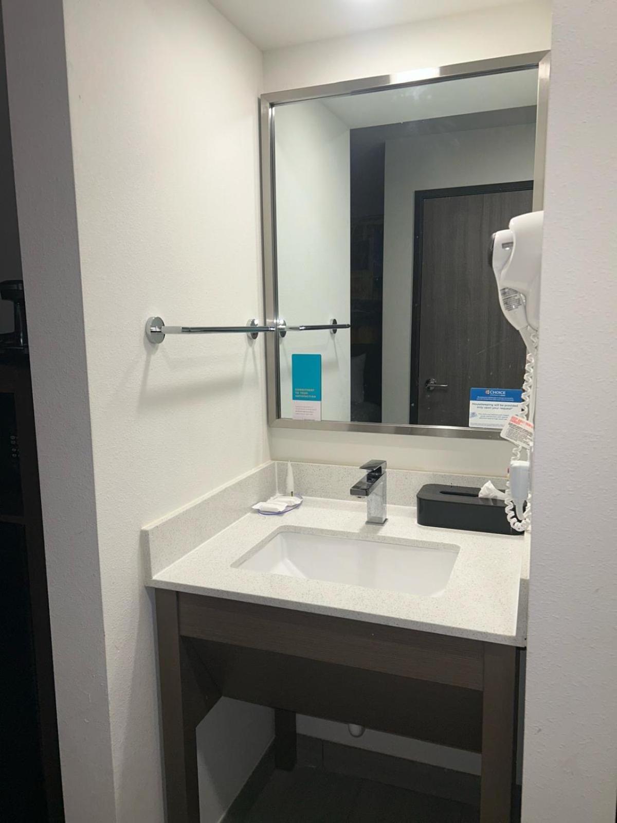 Hotel Clarion Pointe 2*