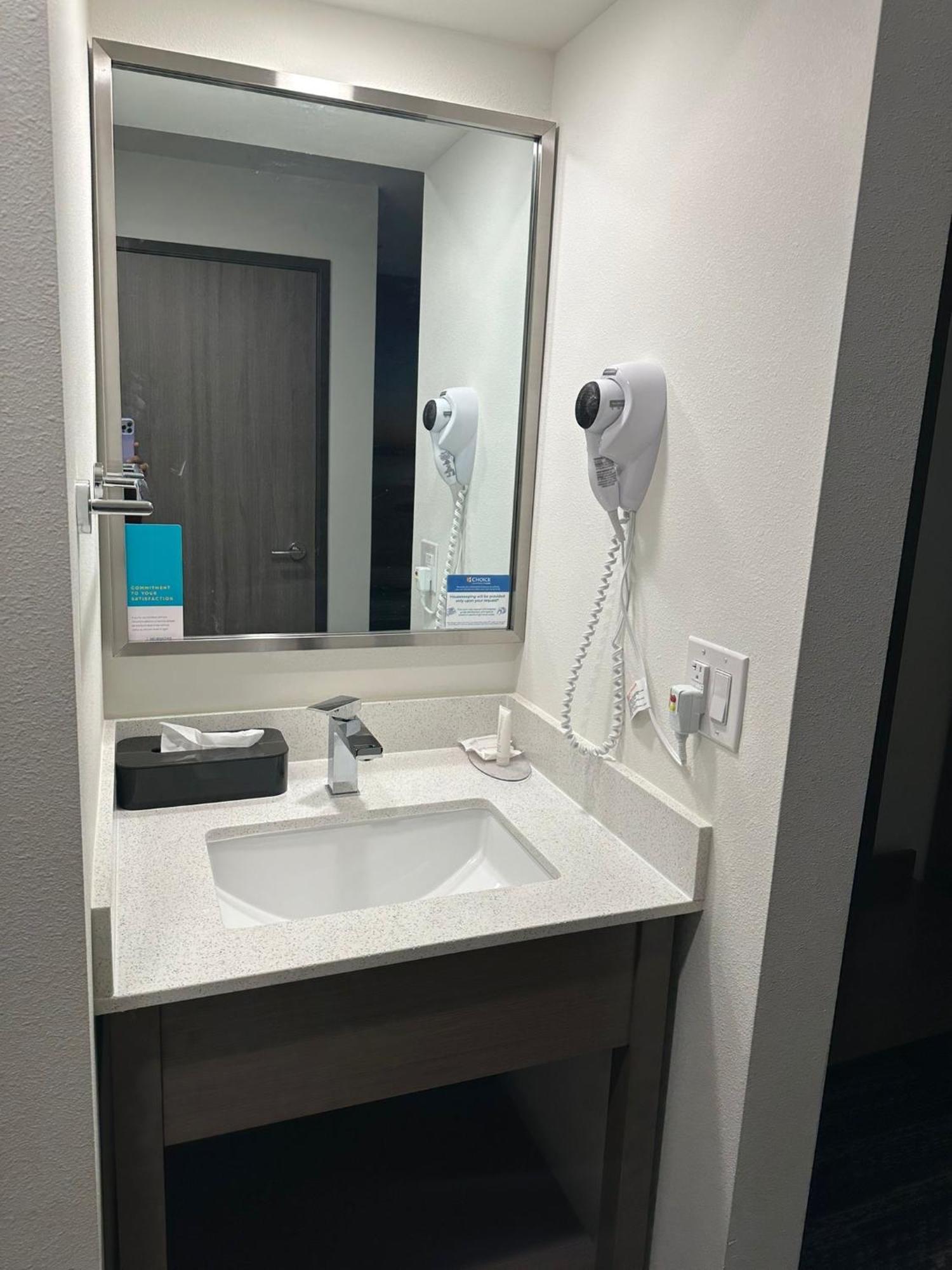 Clarion Pointe Hotel 2*