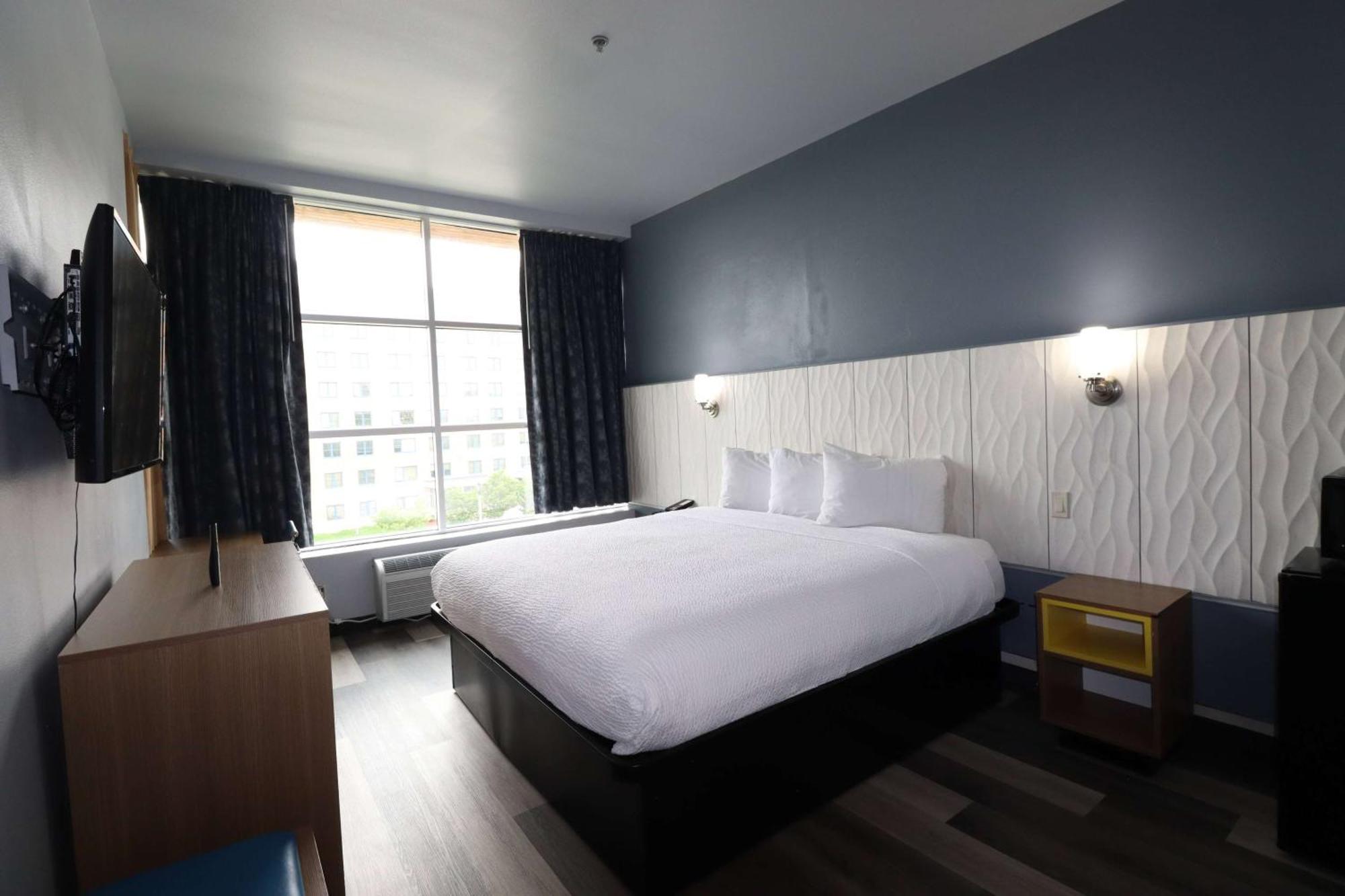 Days & By Wyndham Hotel