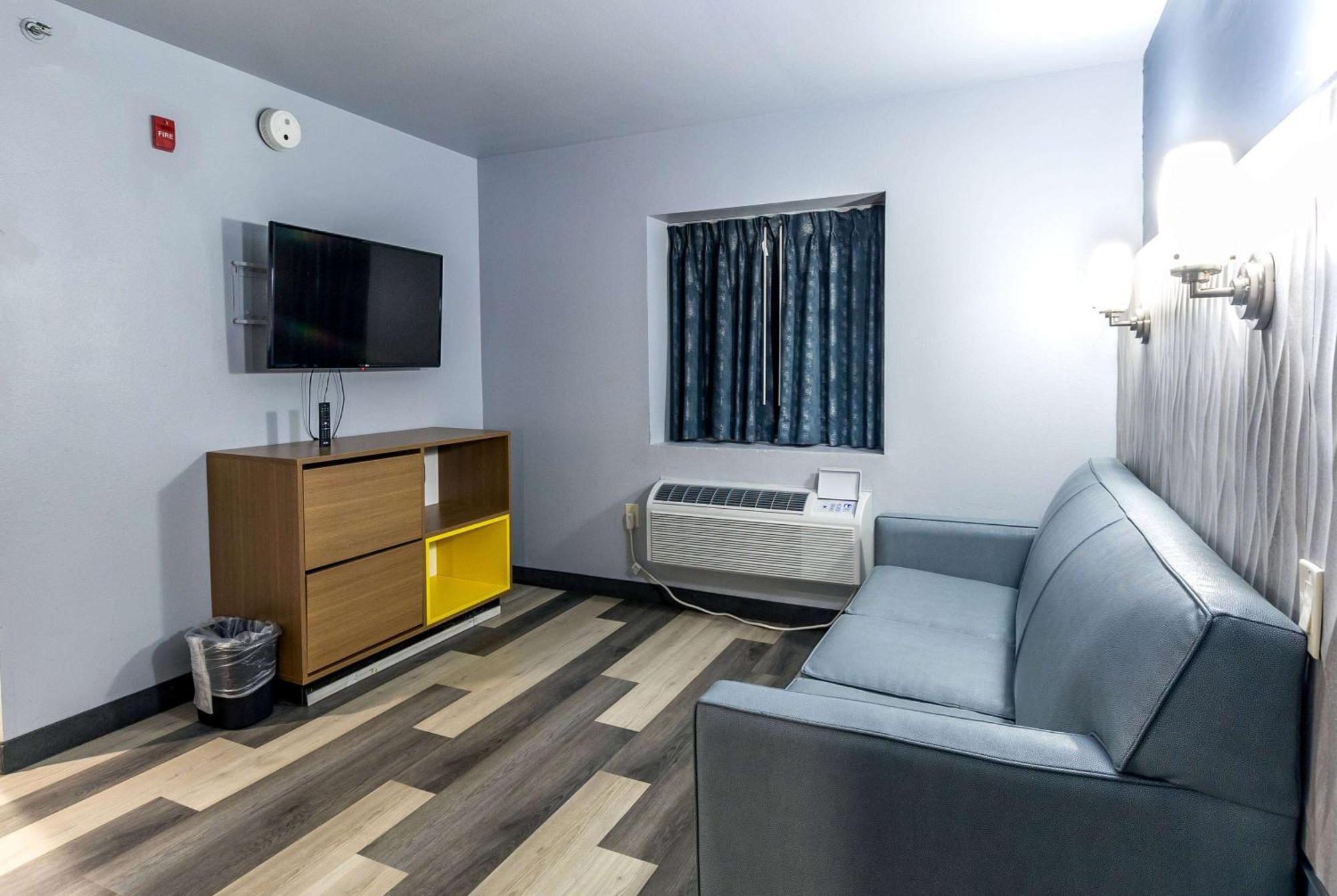Days & By Wyndham Hotel 2*