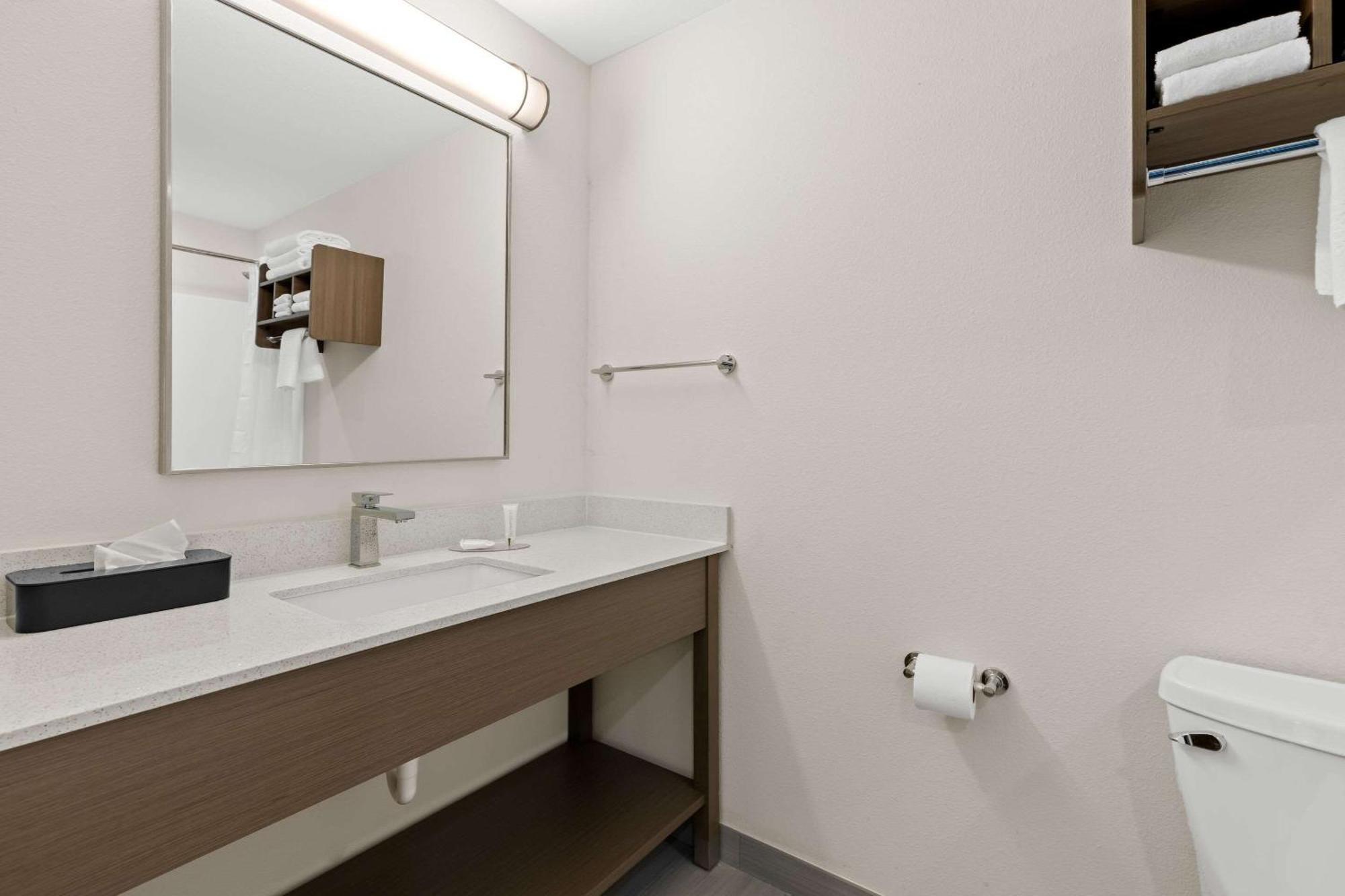 Clarion Pointe Hotel 2*
