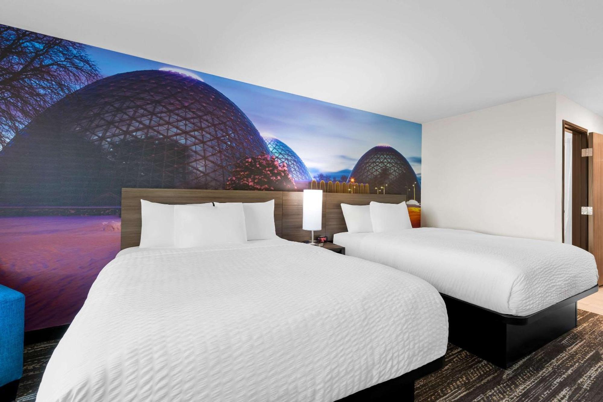 Hotel Clarion Pointe 2*