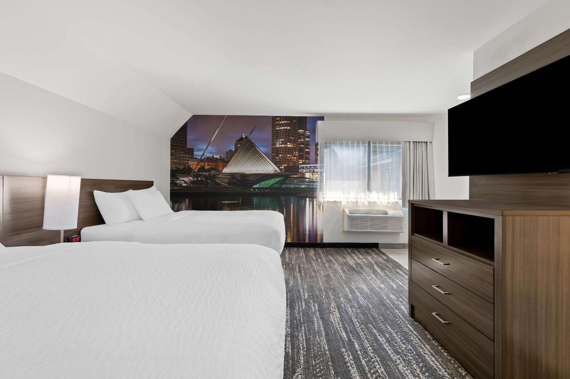 Clarion Pointe Hotel Milwaukee