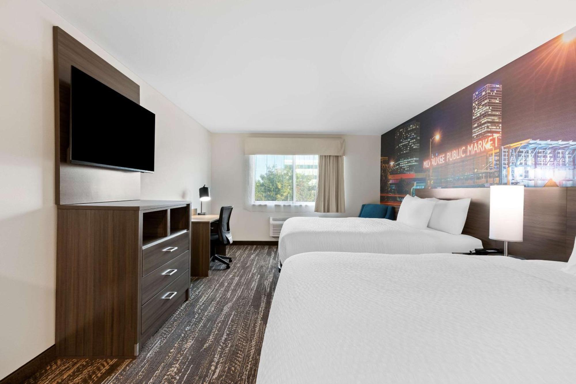 Clarion Pointe Hotel