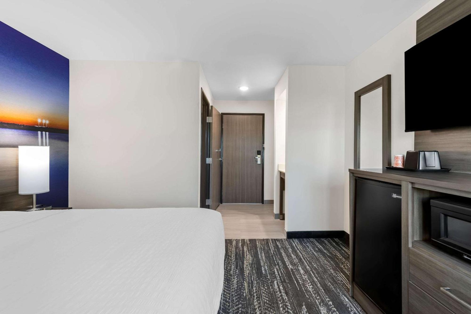 Clarion Pointe Hotel 2*