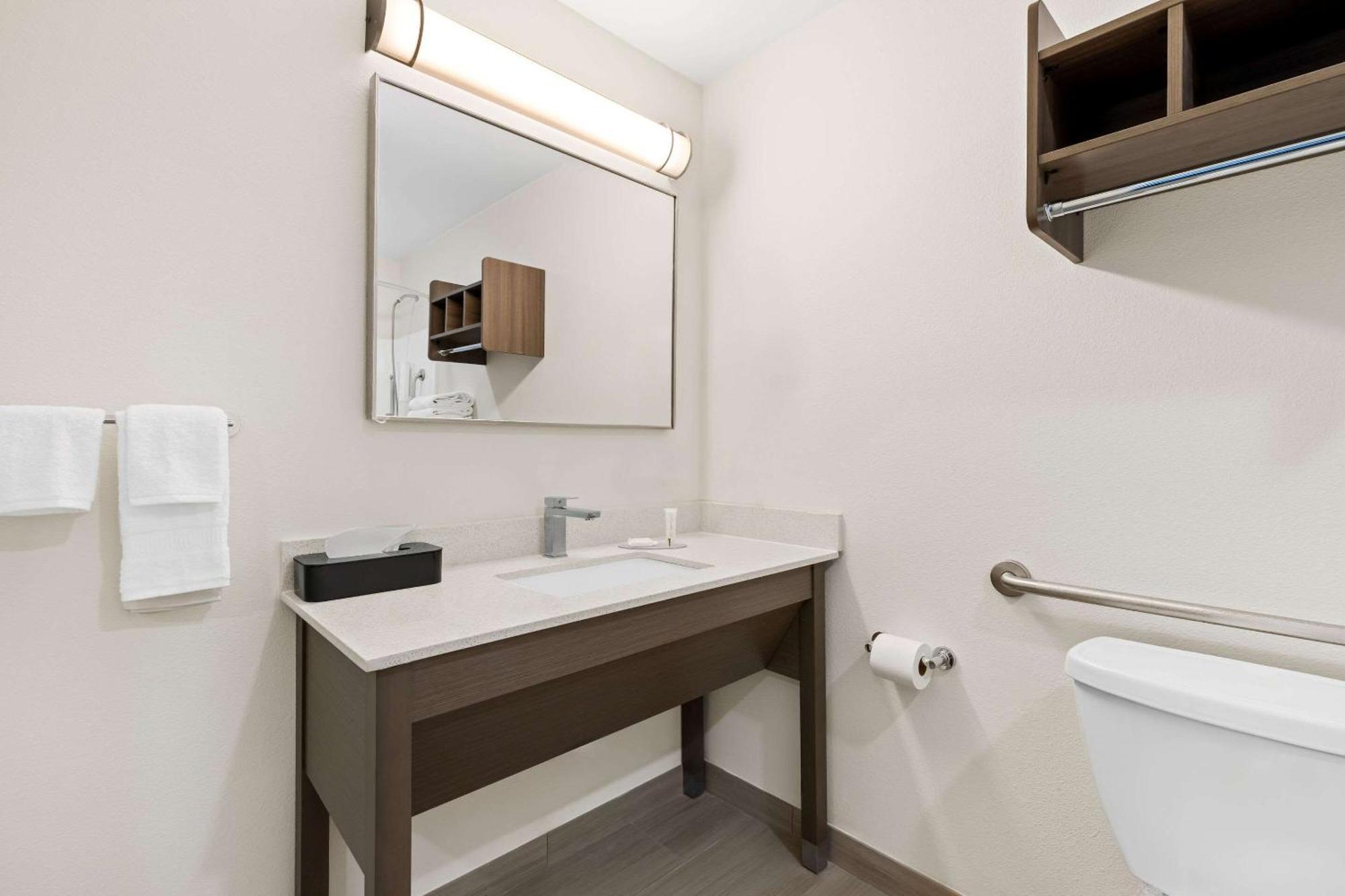 Hotel Clarion Pointe 2*