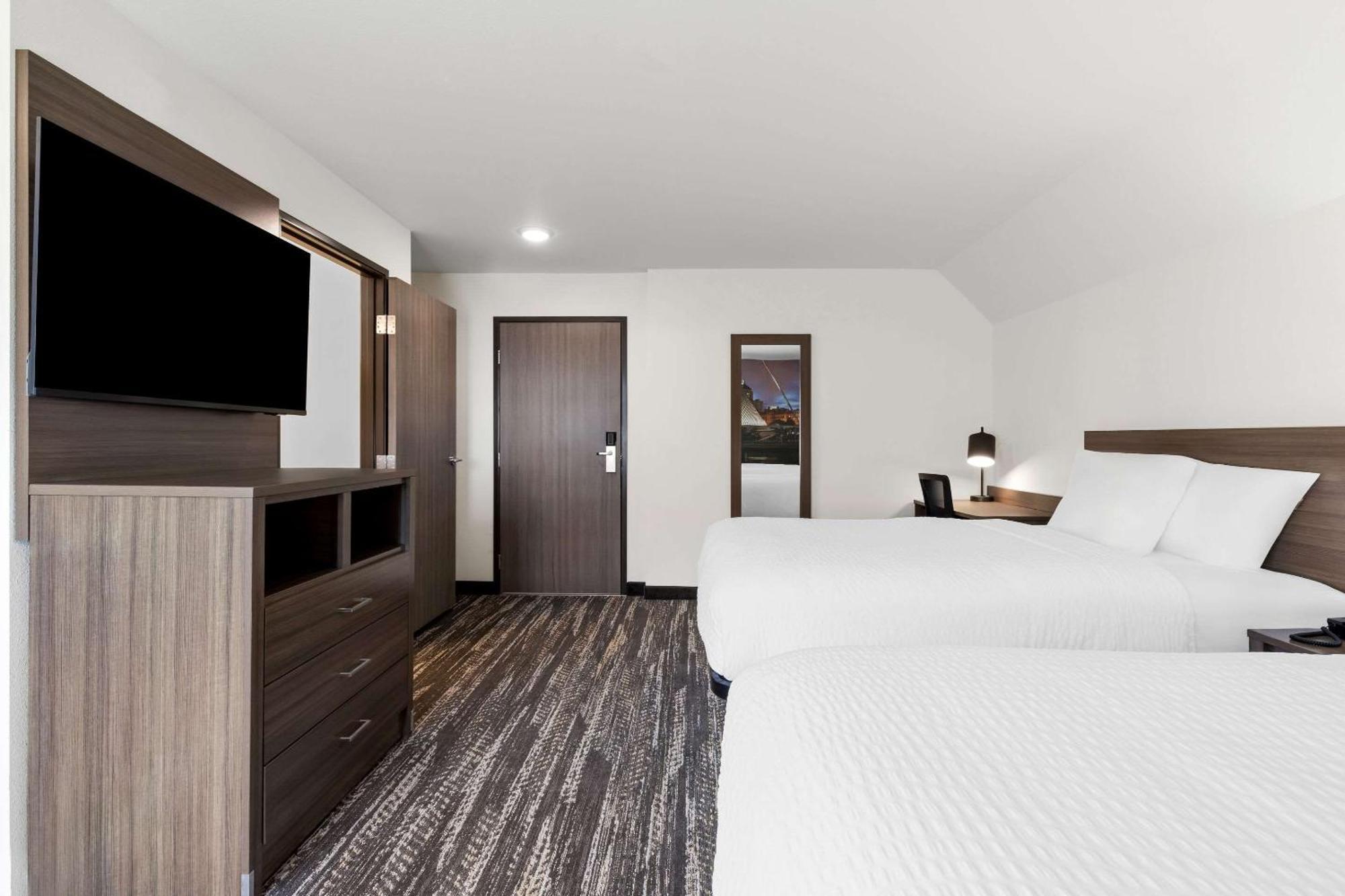 Clarion Pointe