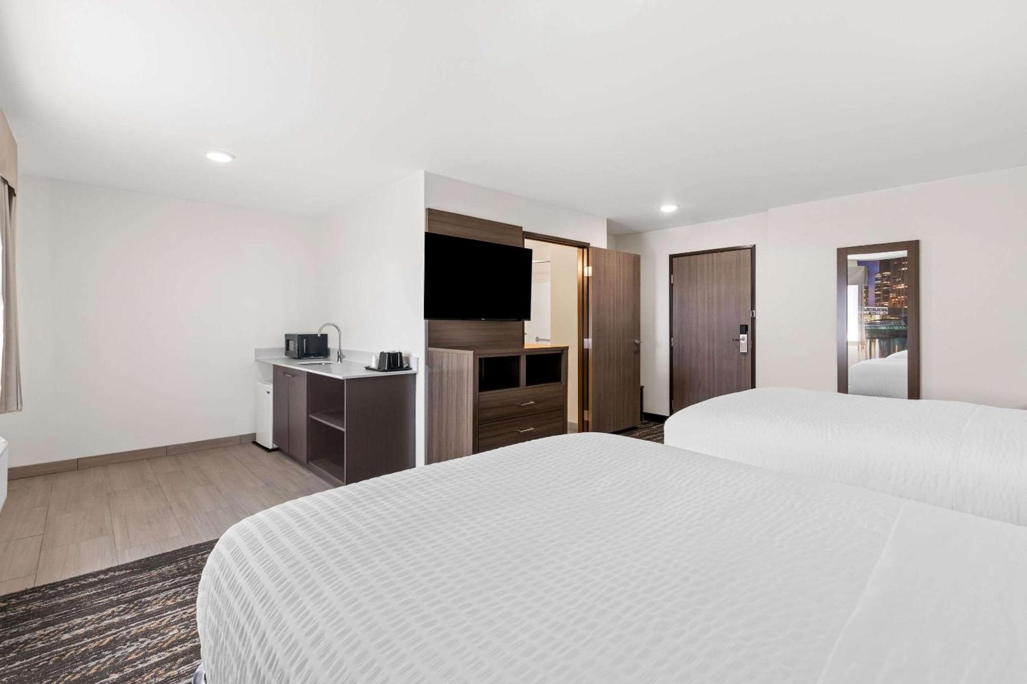 Clarion Pointe Hotel