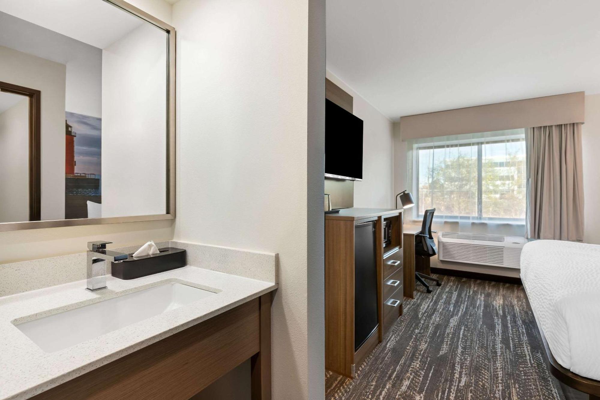 Hotel Clarion Pointe 2*
