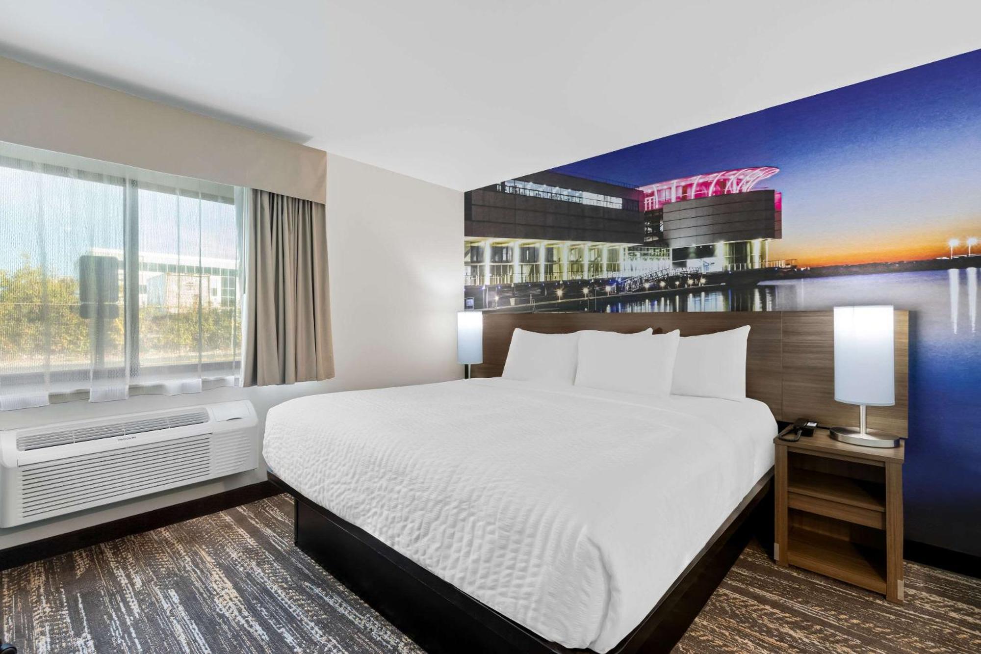 Clarion Pointe Hotel Milwaukee