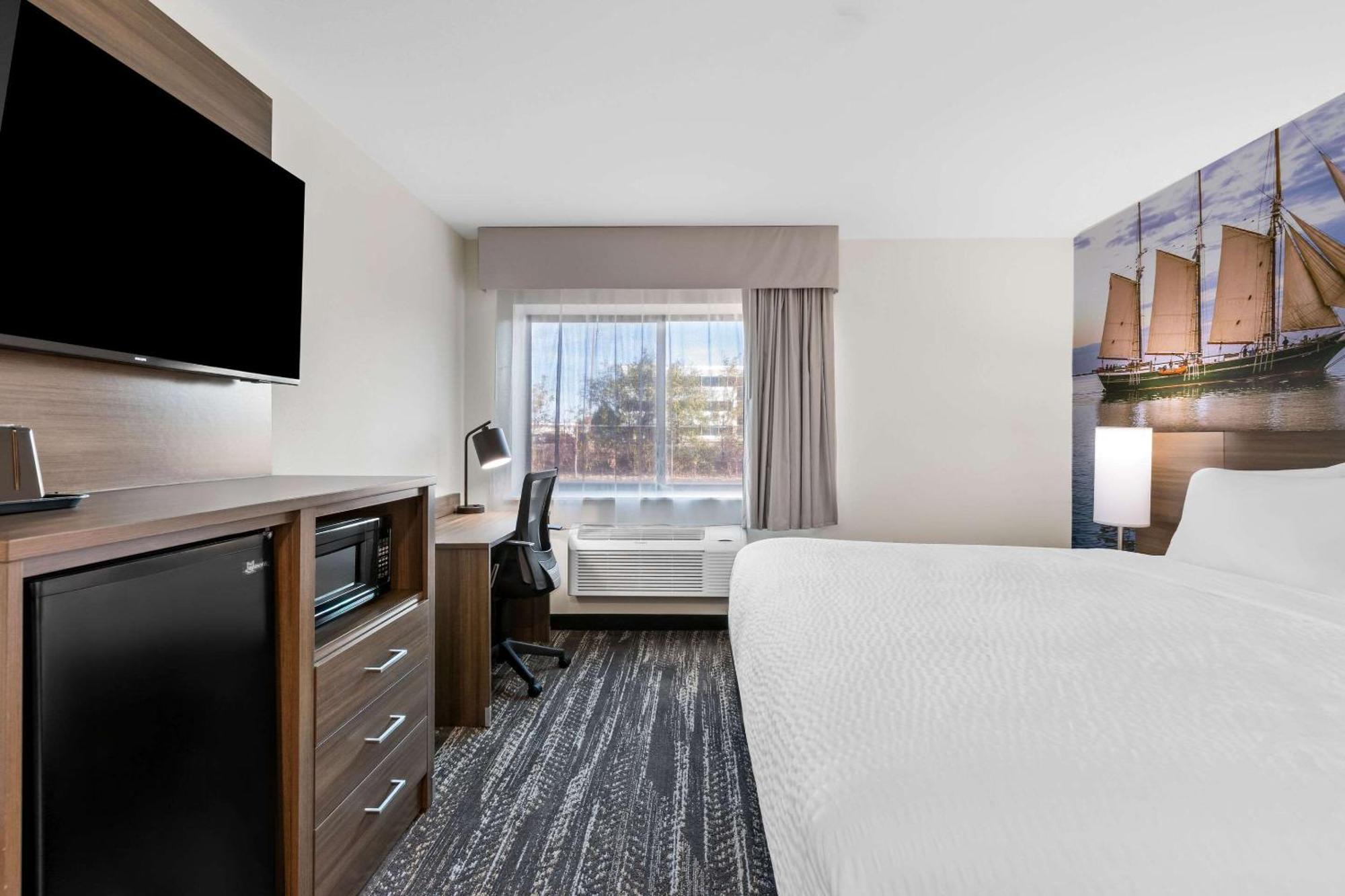 Clarion Pointe Hotel