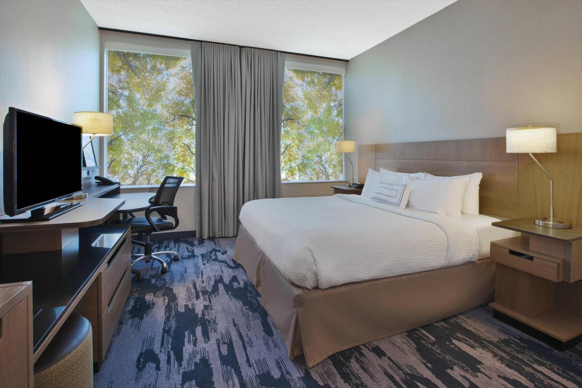 Hotel Fairfield & By Marriott Downtown Milwaukee