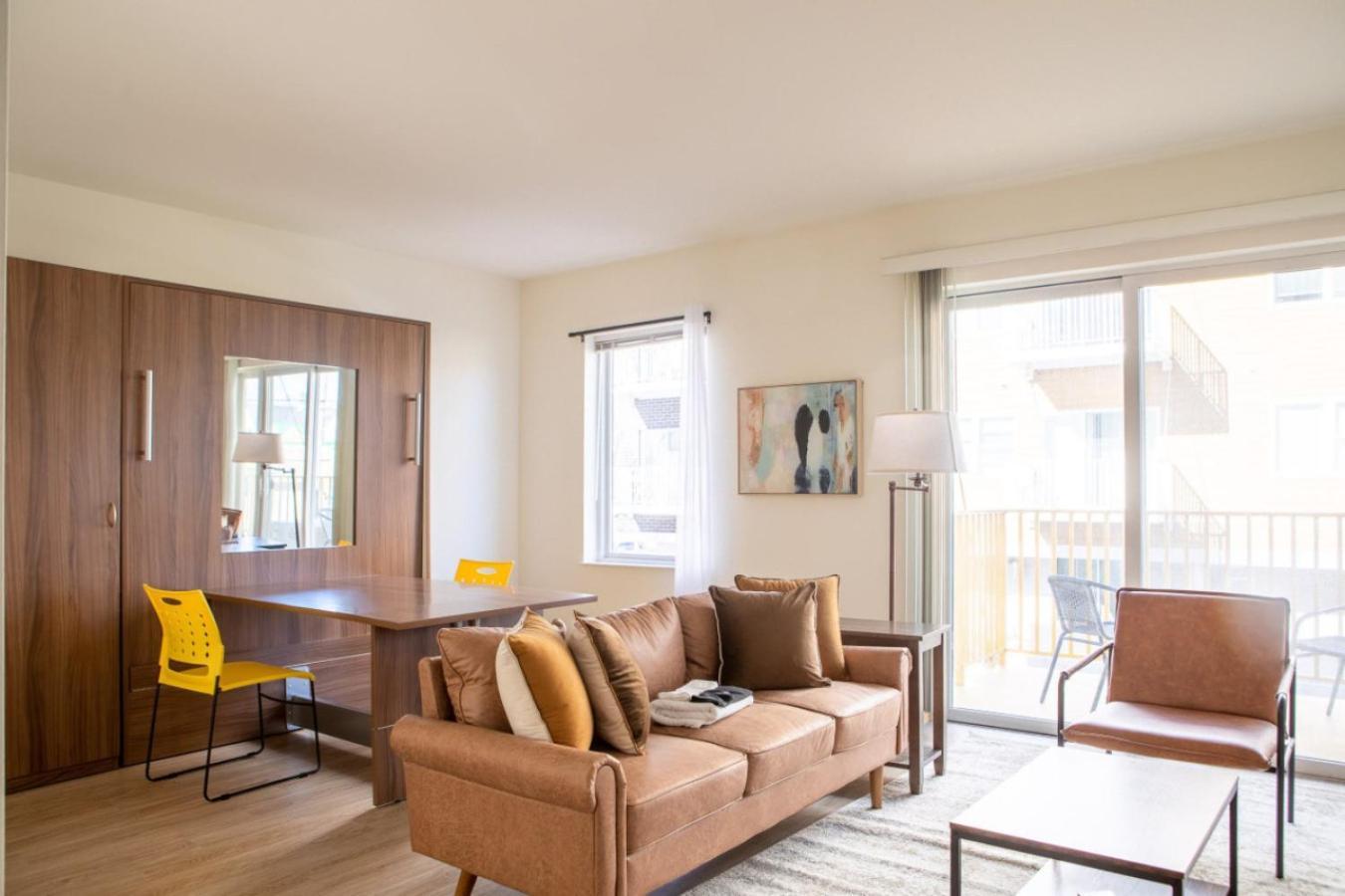 Flexhome Walkers Point T1 With Gym And Balcony