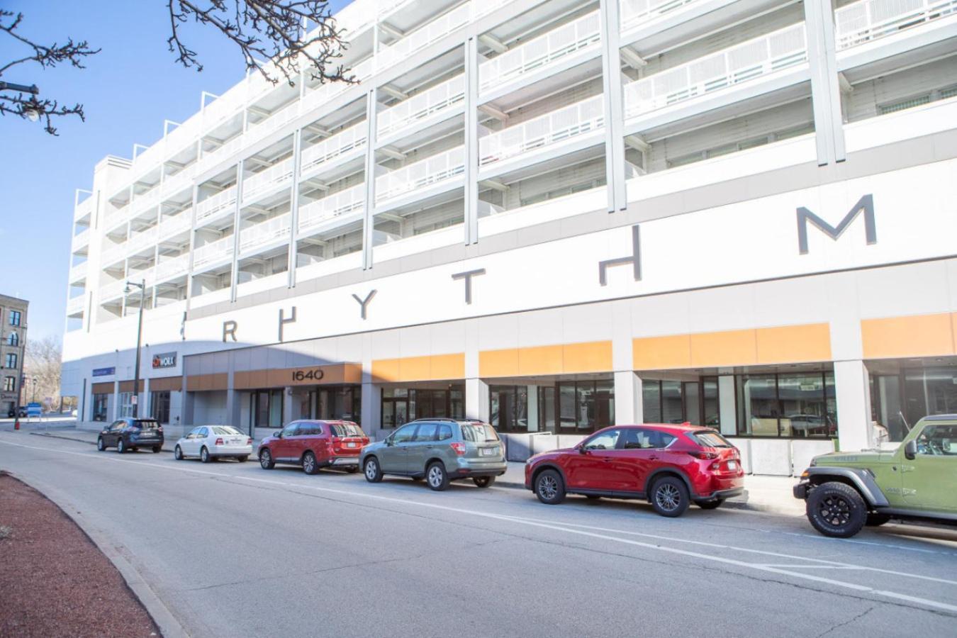 Flexhome East Side R4 - Brady Fiserv Balcony Apartment