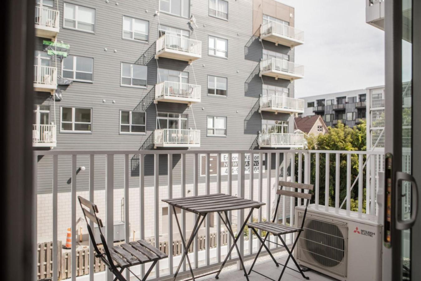 Apartment Flexhome East Side R4 - Brady Fiserv Balcony *