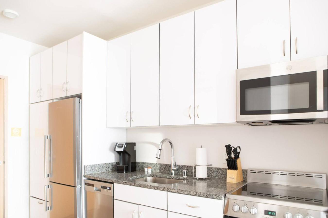 Flexhome East Side R4 - Brady Fiserv Balcony Apartment *