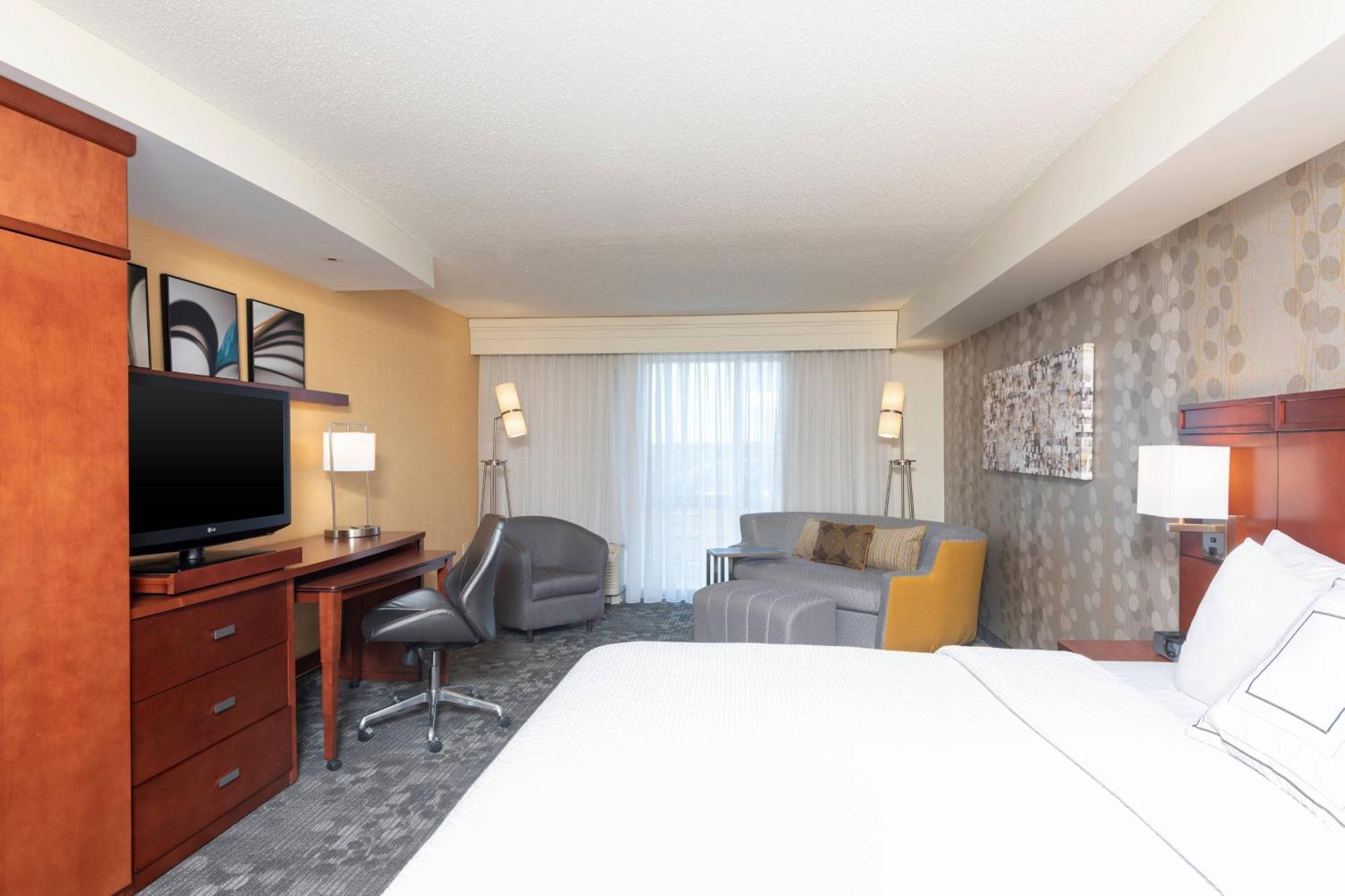 Hotel Courtyard Airport 3*