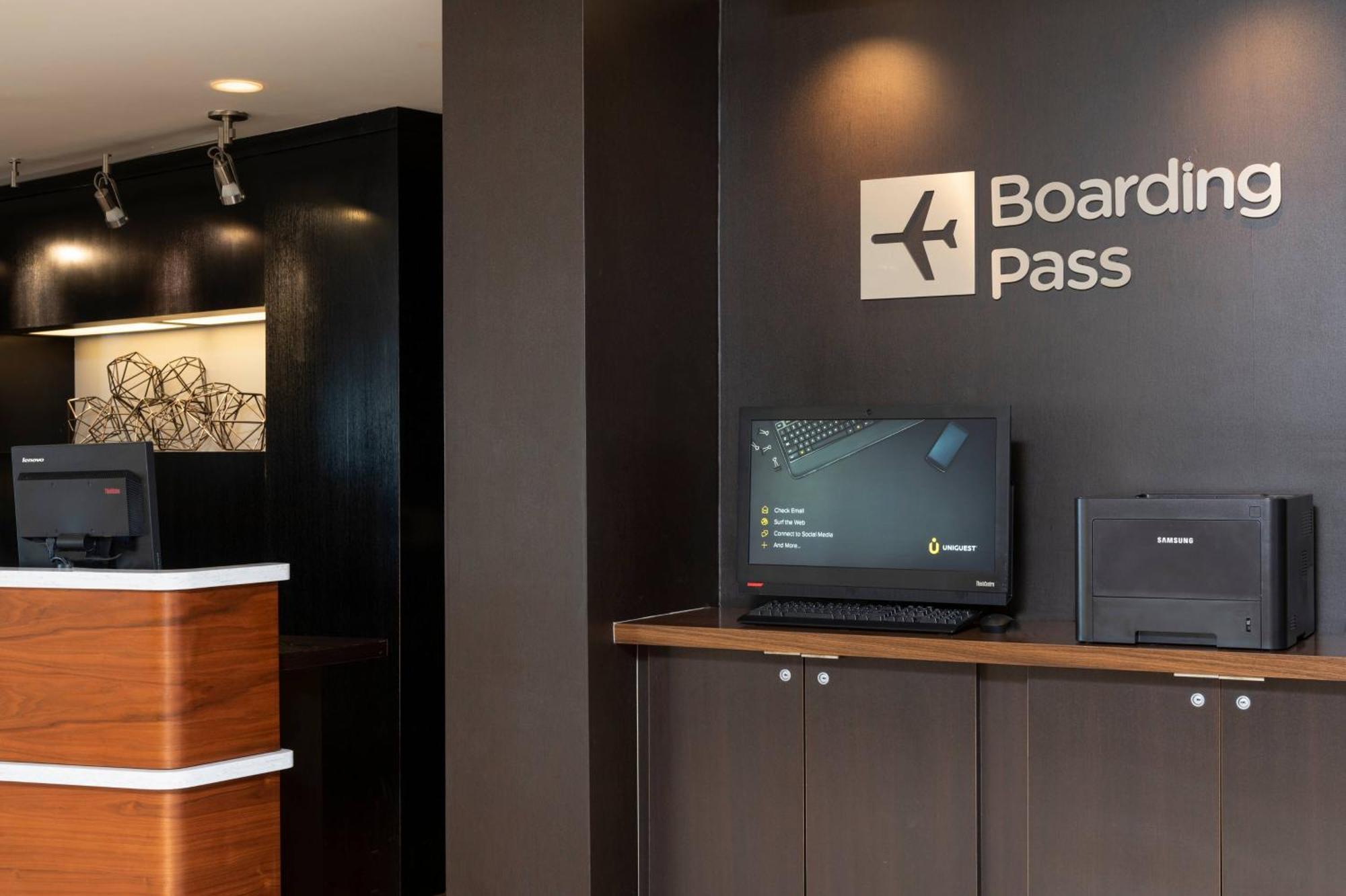 Courtyard Airport 3*