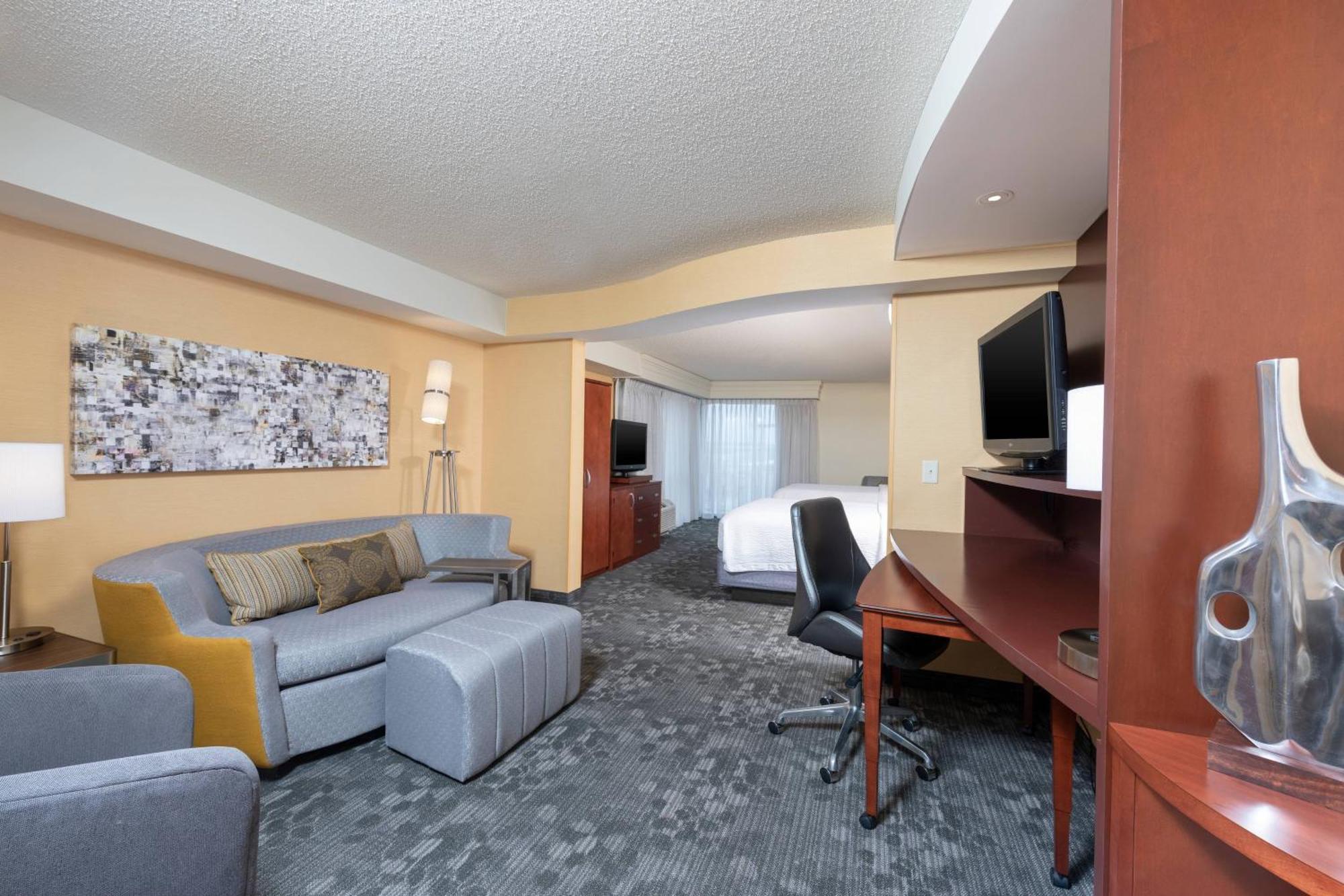 Courtyard Airport Hotel 3*