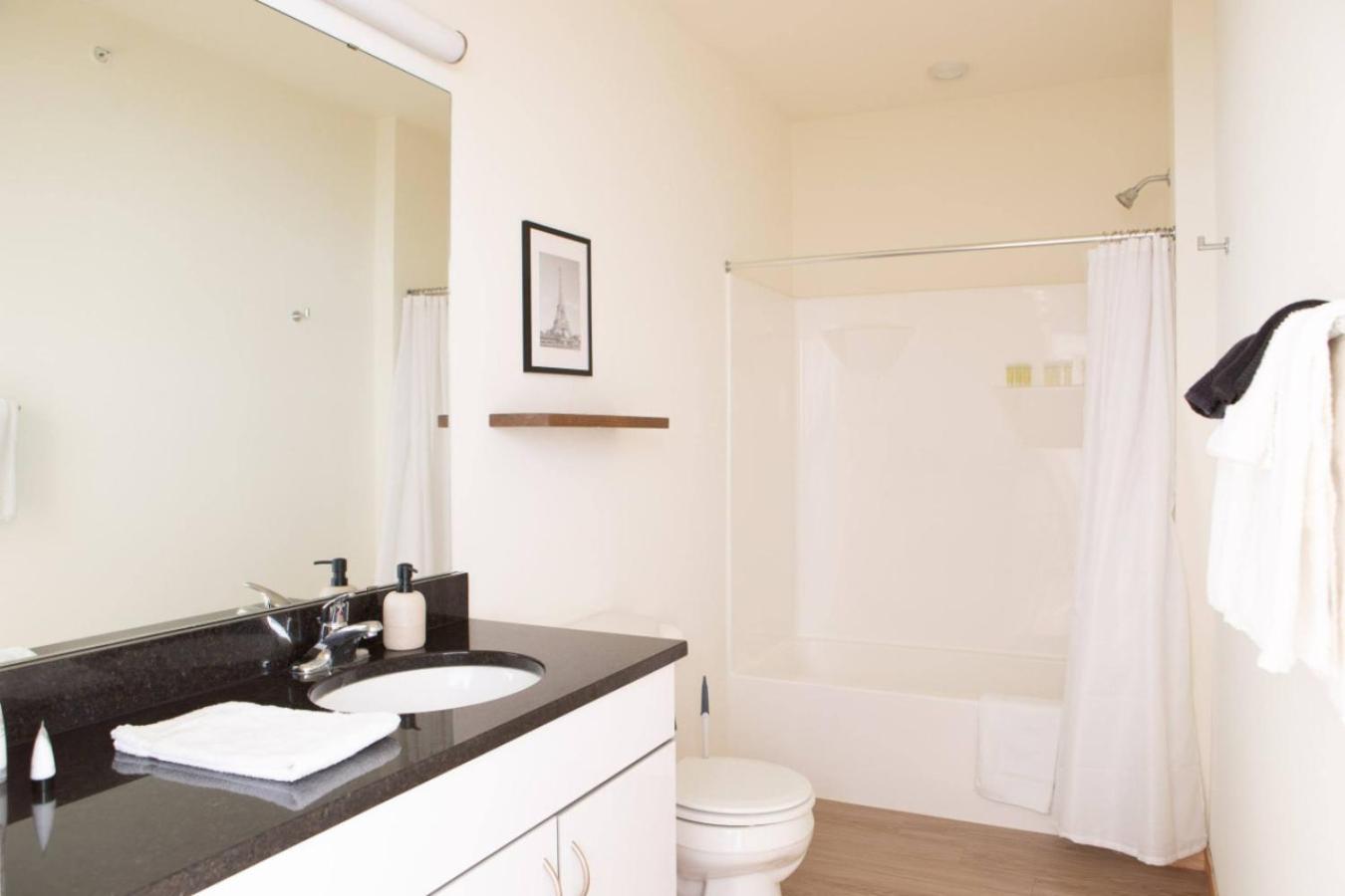 Flexhome Walkers Point 2br T5 With Gym And Balcony Apartment *