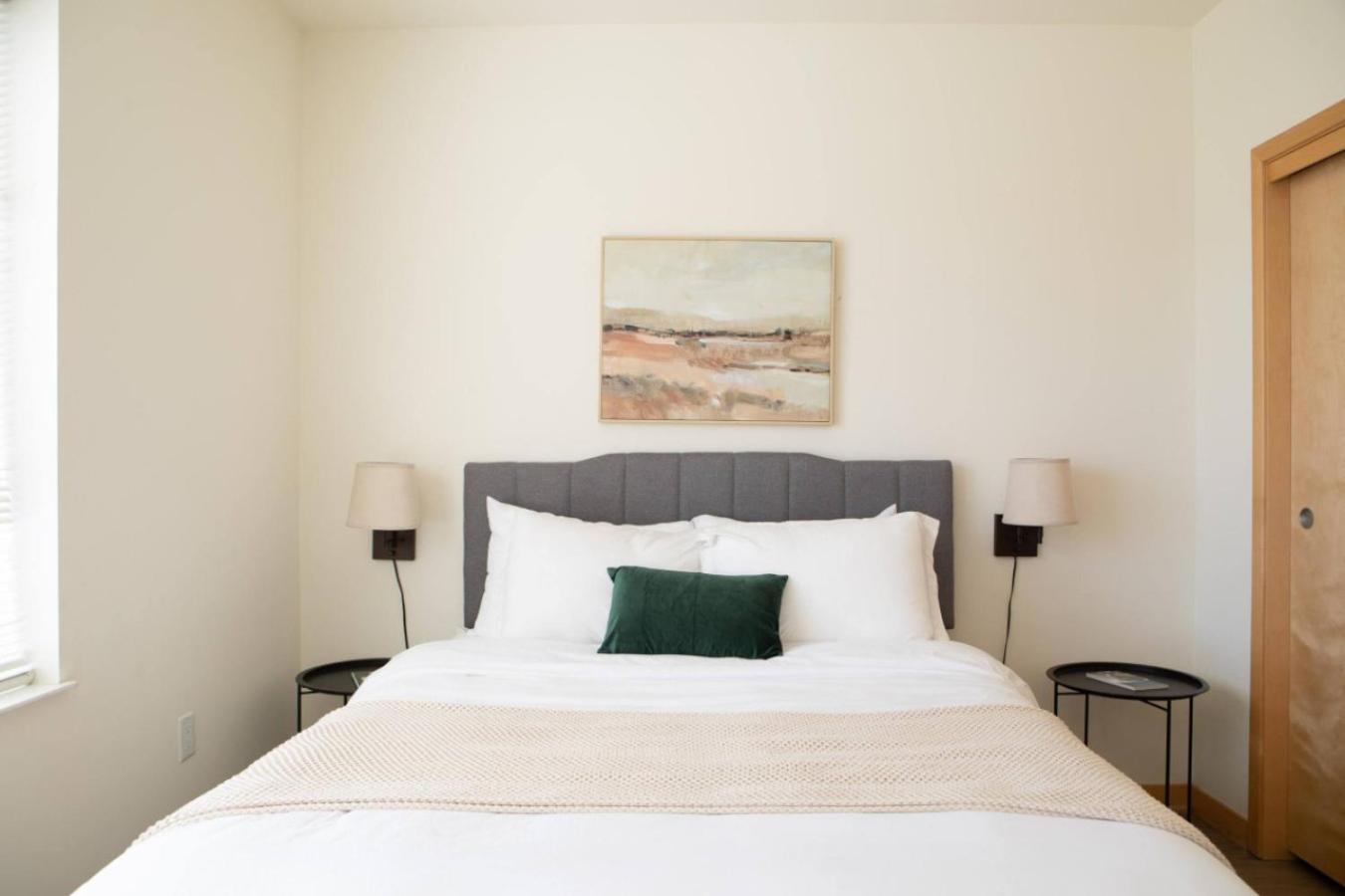 Flexhome Walkers Point 2br T5 With Gym And Balcony Apartment *