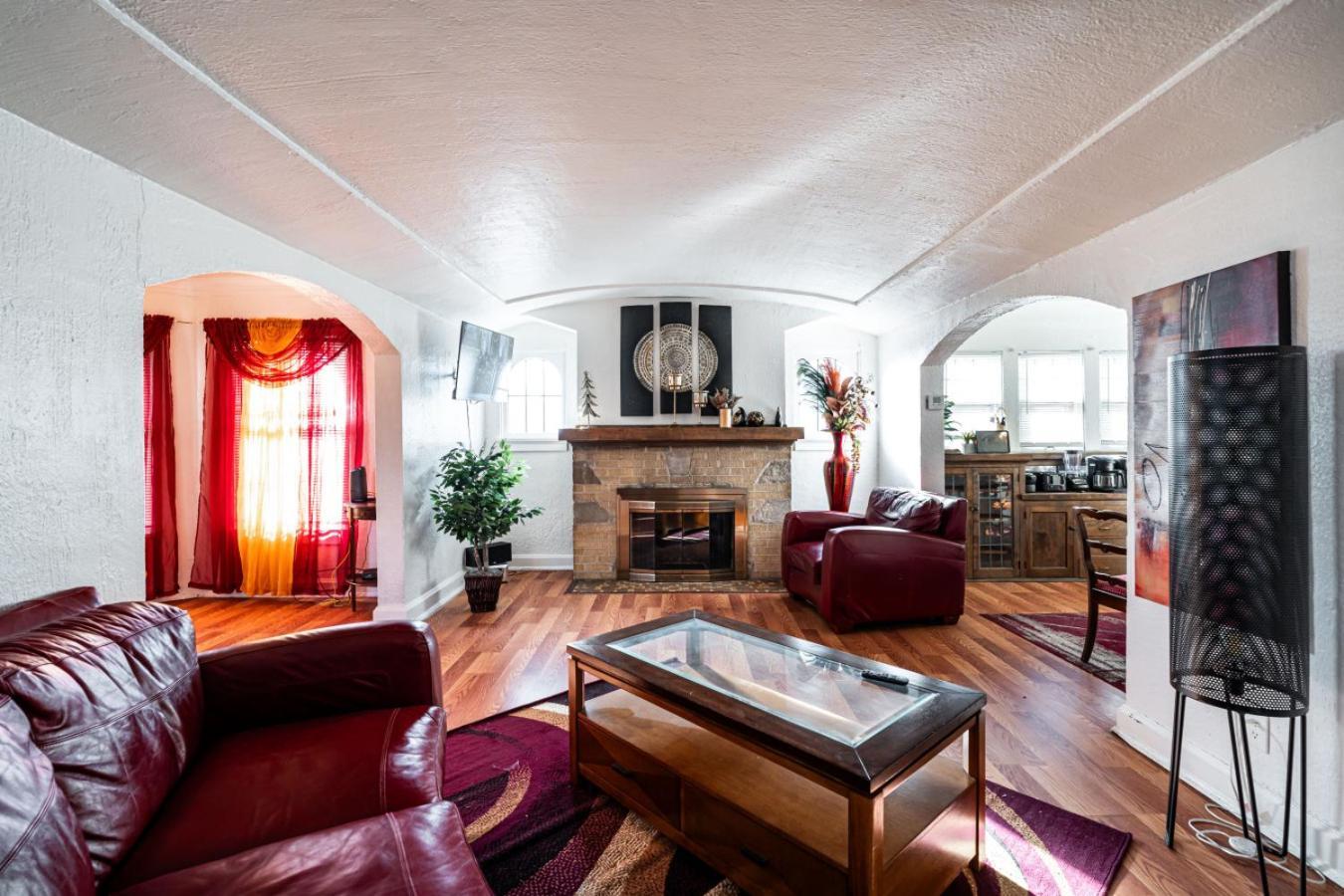 Charming 6br In Milwaukees Historic District Holiday home *