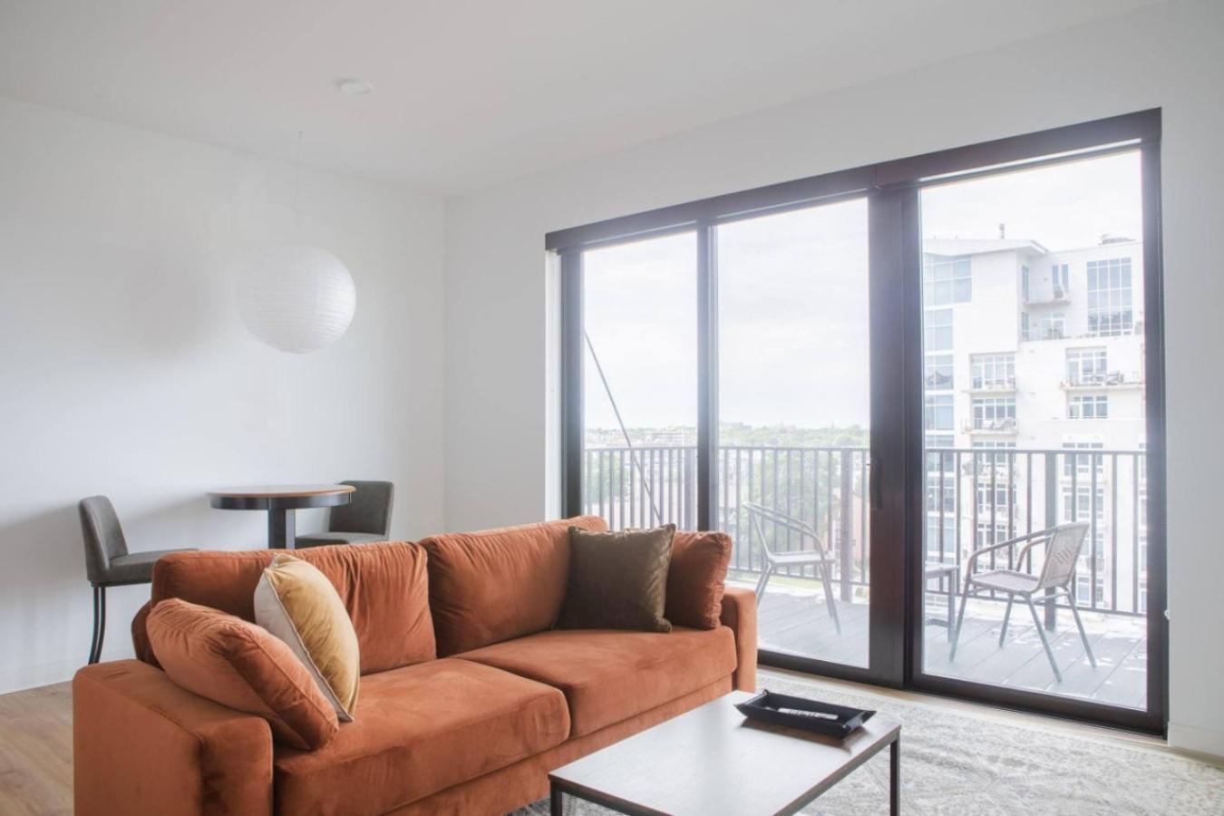 Flexhome East Side 1br No5 With Balcony, Pool, And Gym Apartment *