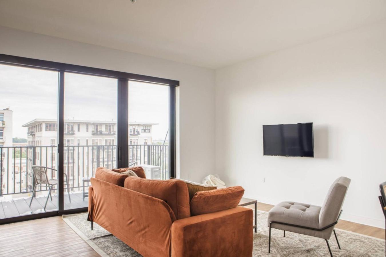 Flexhome East Side 1br No5 With Balcony, Pool, And Gym *
