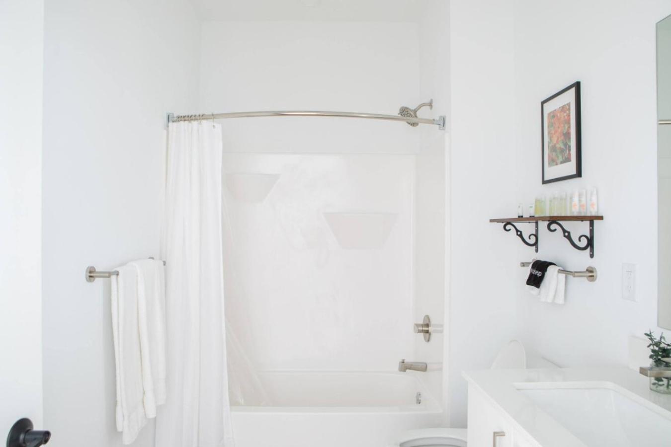 Flexhome East Side 1br No9 - With Balcony, Pool, And Gym Apartment