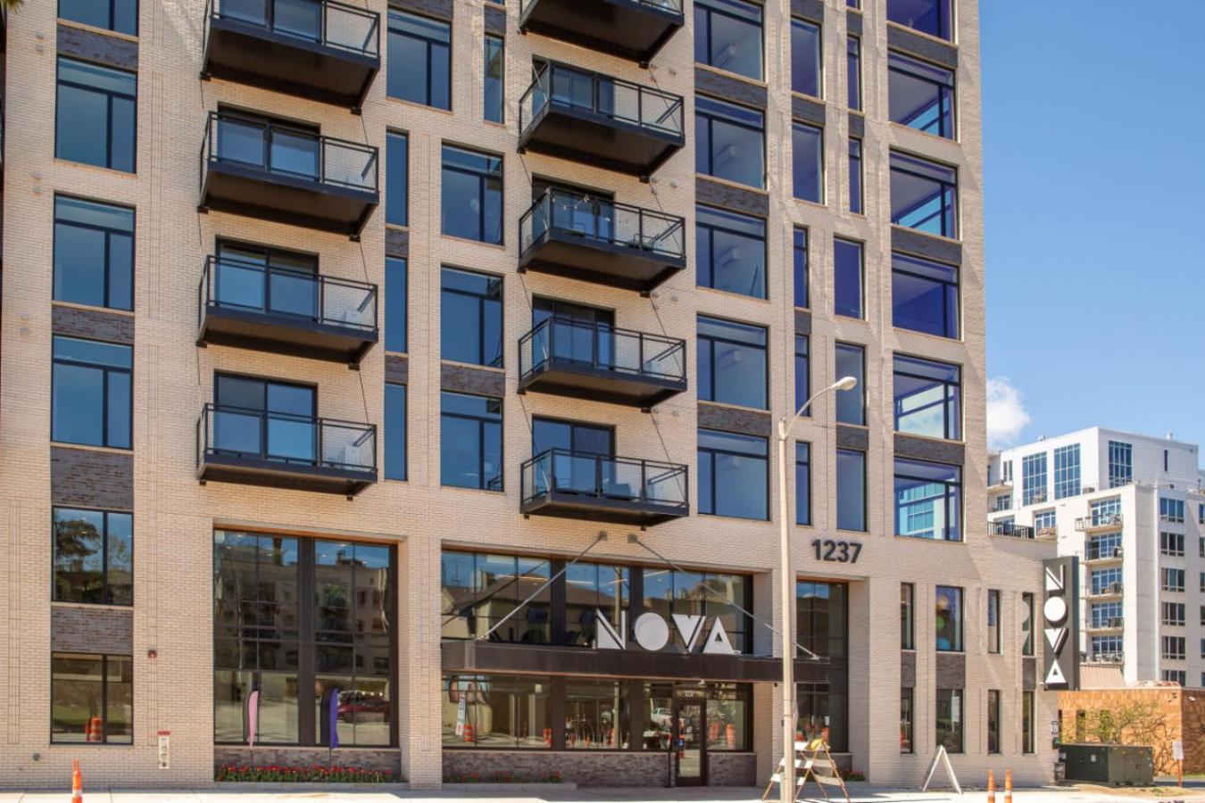 Flexhome East Side 1br No1 - With Balcony, Pool, And Gym *