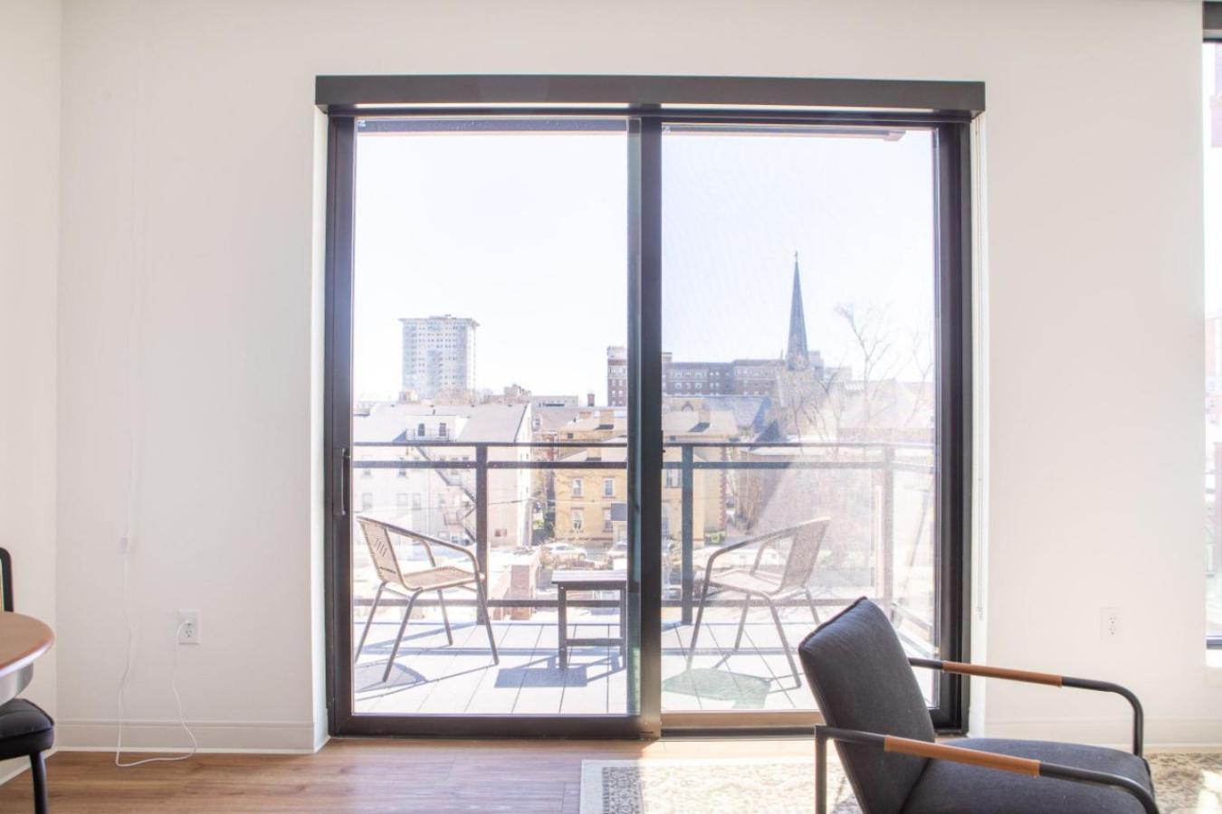Flexhome East Side 1br No2 - With Balcony, Pool, And Gym Apartment *