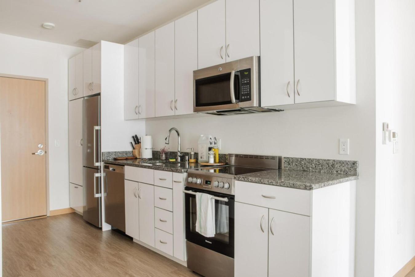 Flexhome East Side 1br R2 - Near Brady And Fiserv With Balcony Apartment