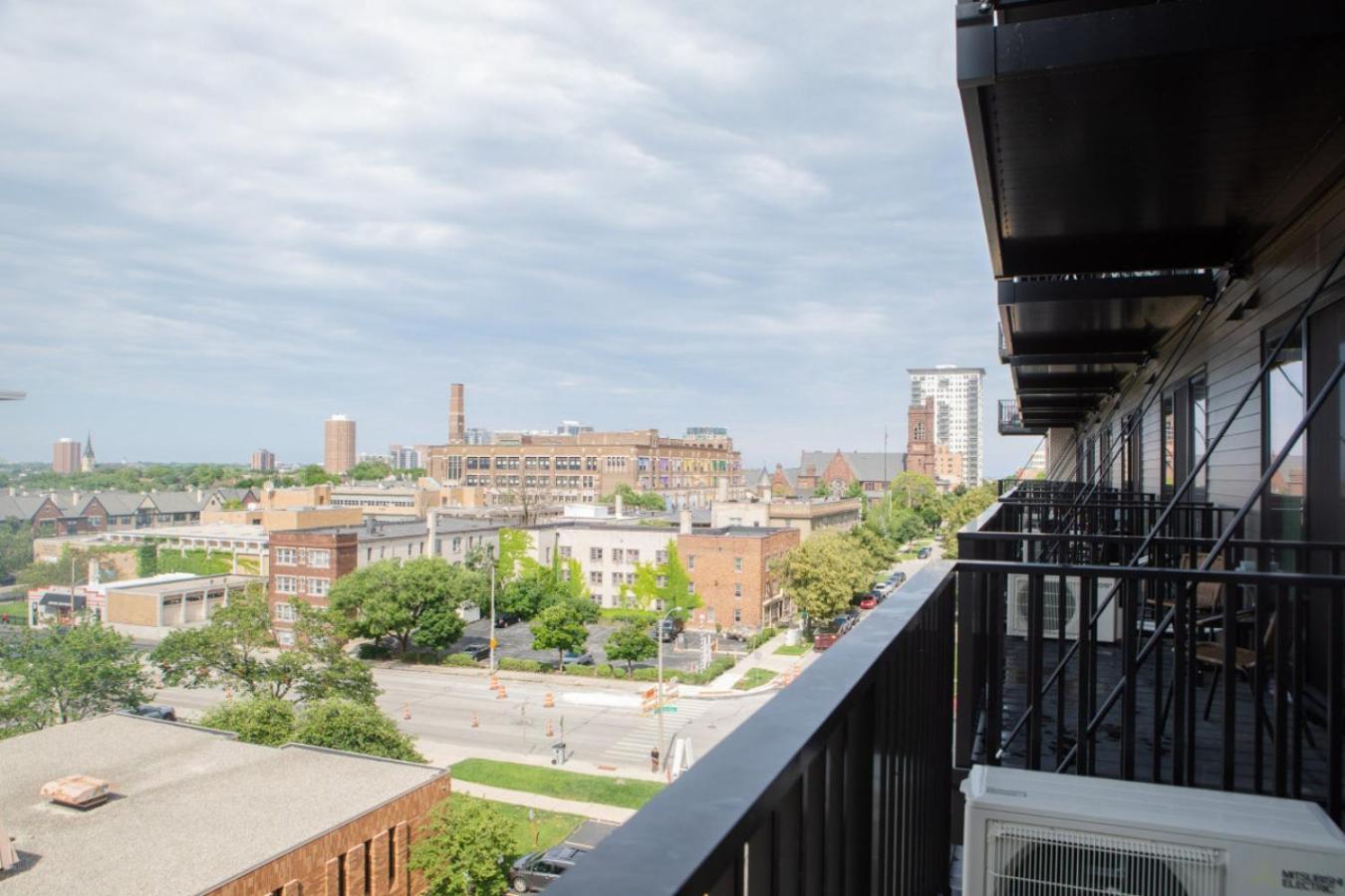 Flexhome East Side 1br No15 With Balcony, Pool, And Gym Milwaukee