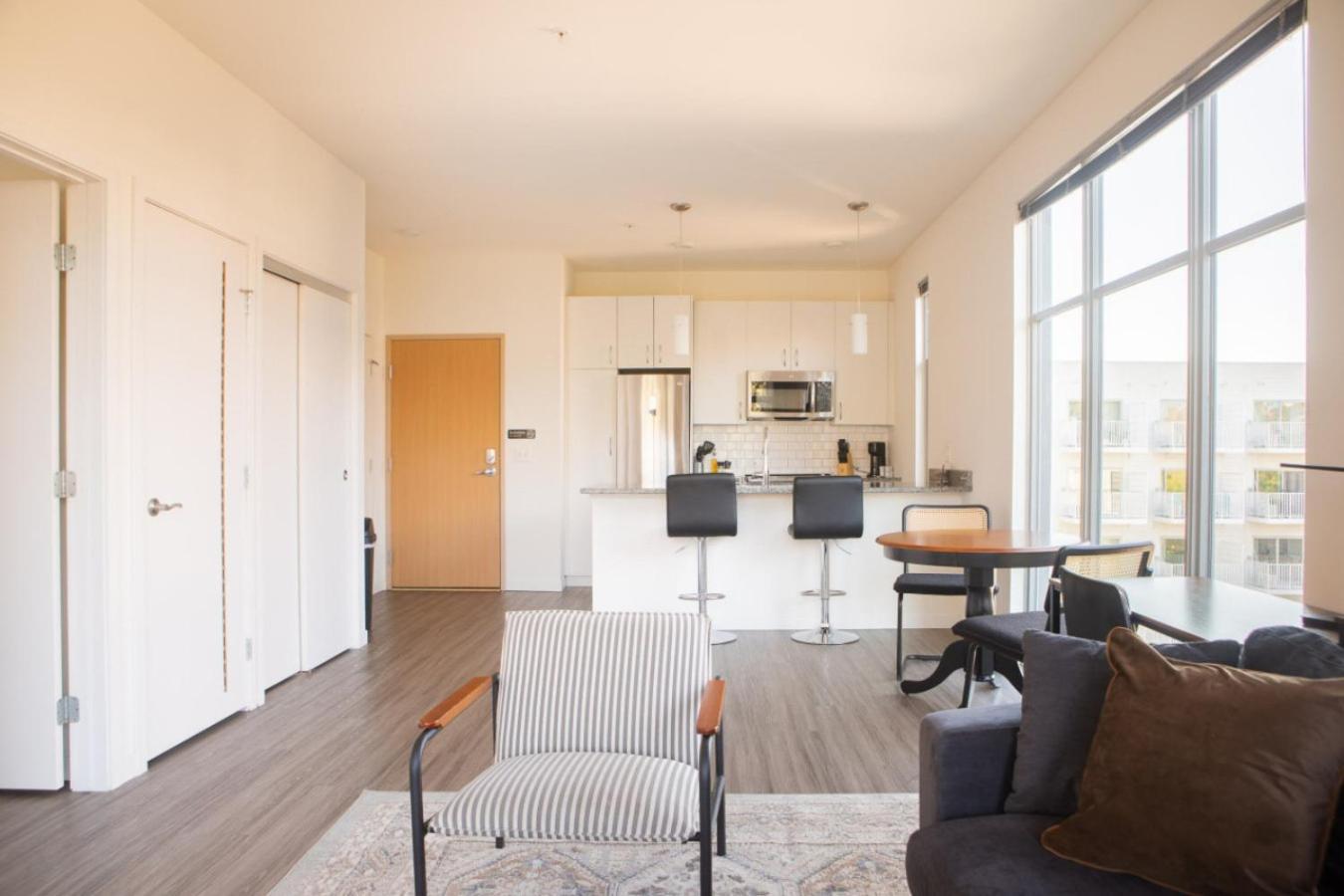Flexhome East Side 1br Ec1 - Brady Fiserv Balcony Apartment *