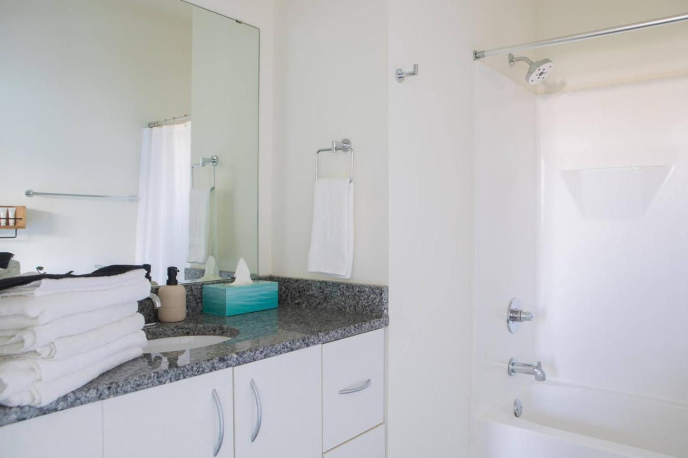 Flexhome East Side 1br Ec1 - Brady Fiserv Balcony *