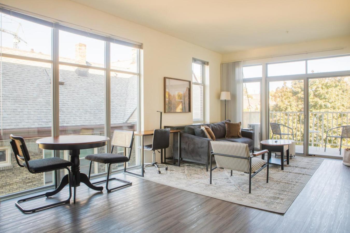 Apartment Flexhome East Side 1br Ec1 - Brady Fiserv Balcony