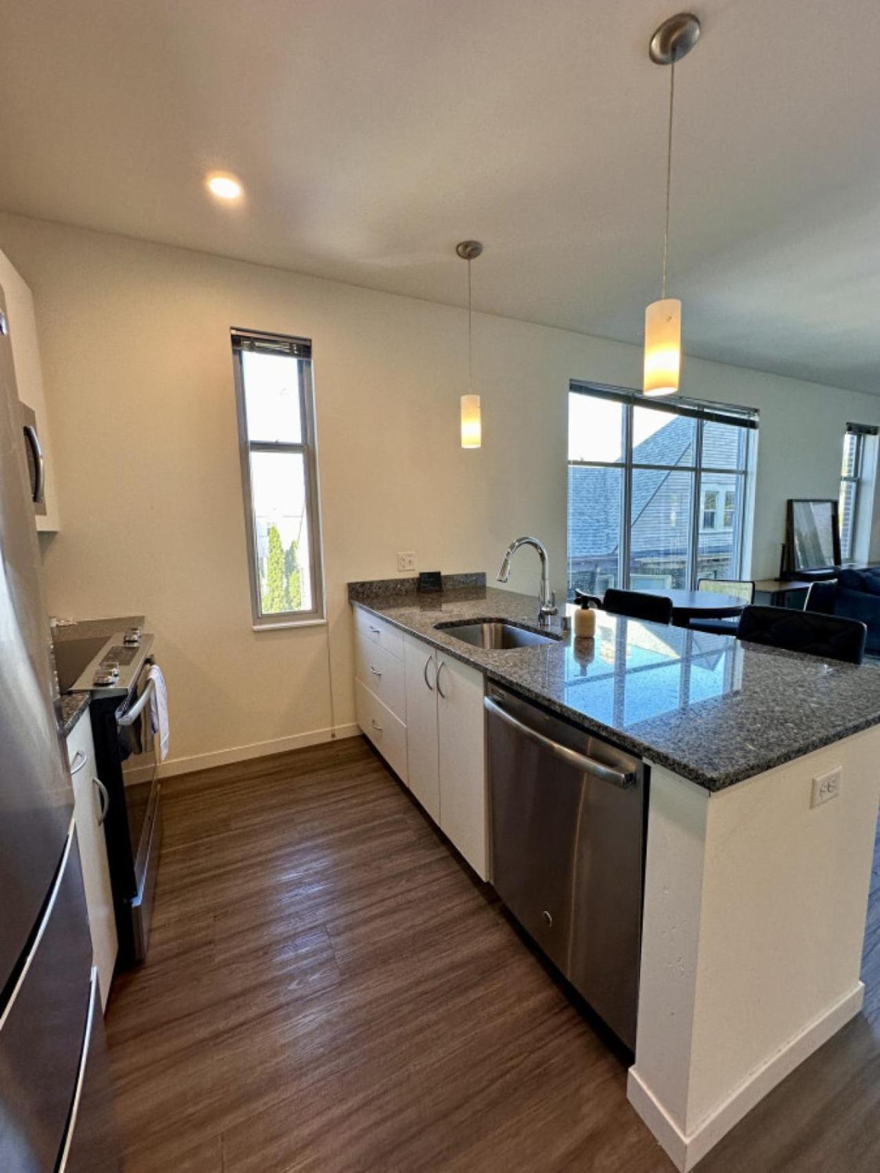 Flexhome East Side 1br Ec1 - Brady Fiserv Balcony Apartment *