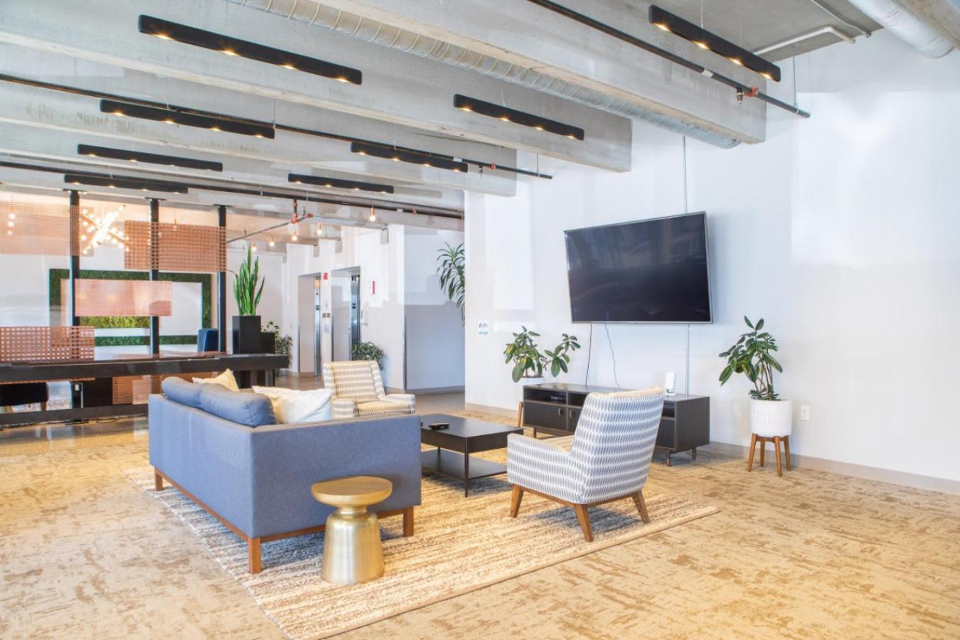 Flexhome East Side R5 - Brady Fiserv Balcony Apartment