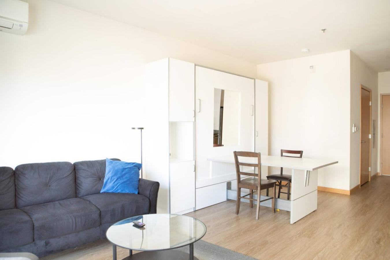 Flexhome East Side R5 - Brady Fiserv Balcony Apartment