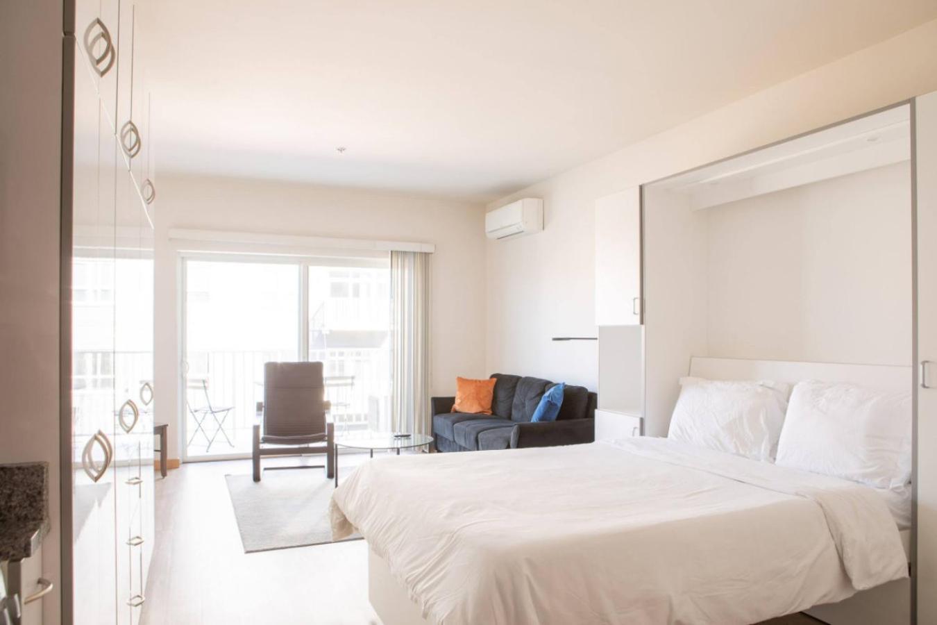 Flexhome East Side R5 - Brady Fiserv Balcony Apartment