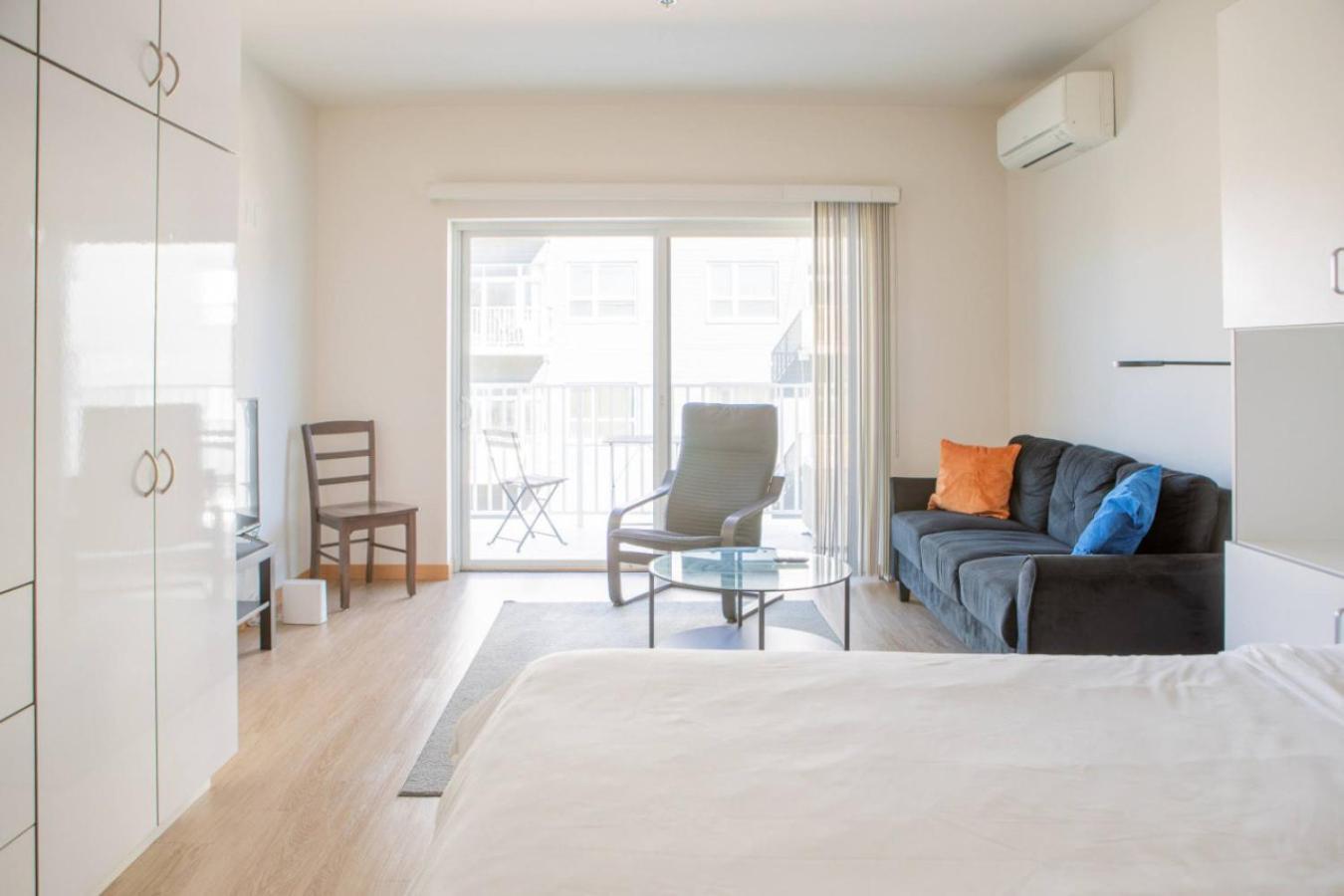 Apartment Flexhome East Side R5 - Brady Fiserv Balcony
