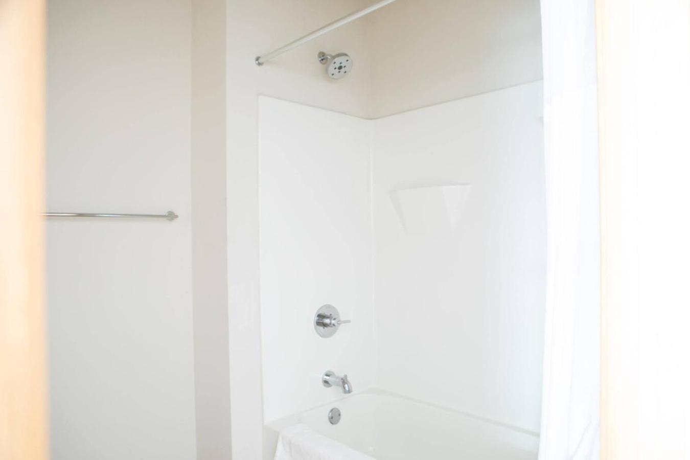 Flexhome East Side R5 - Brady Fiserv Balcony Apartment Milwaukee