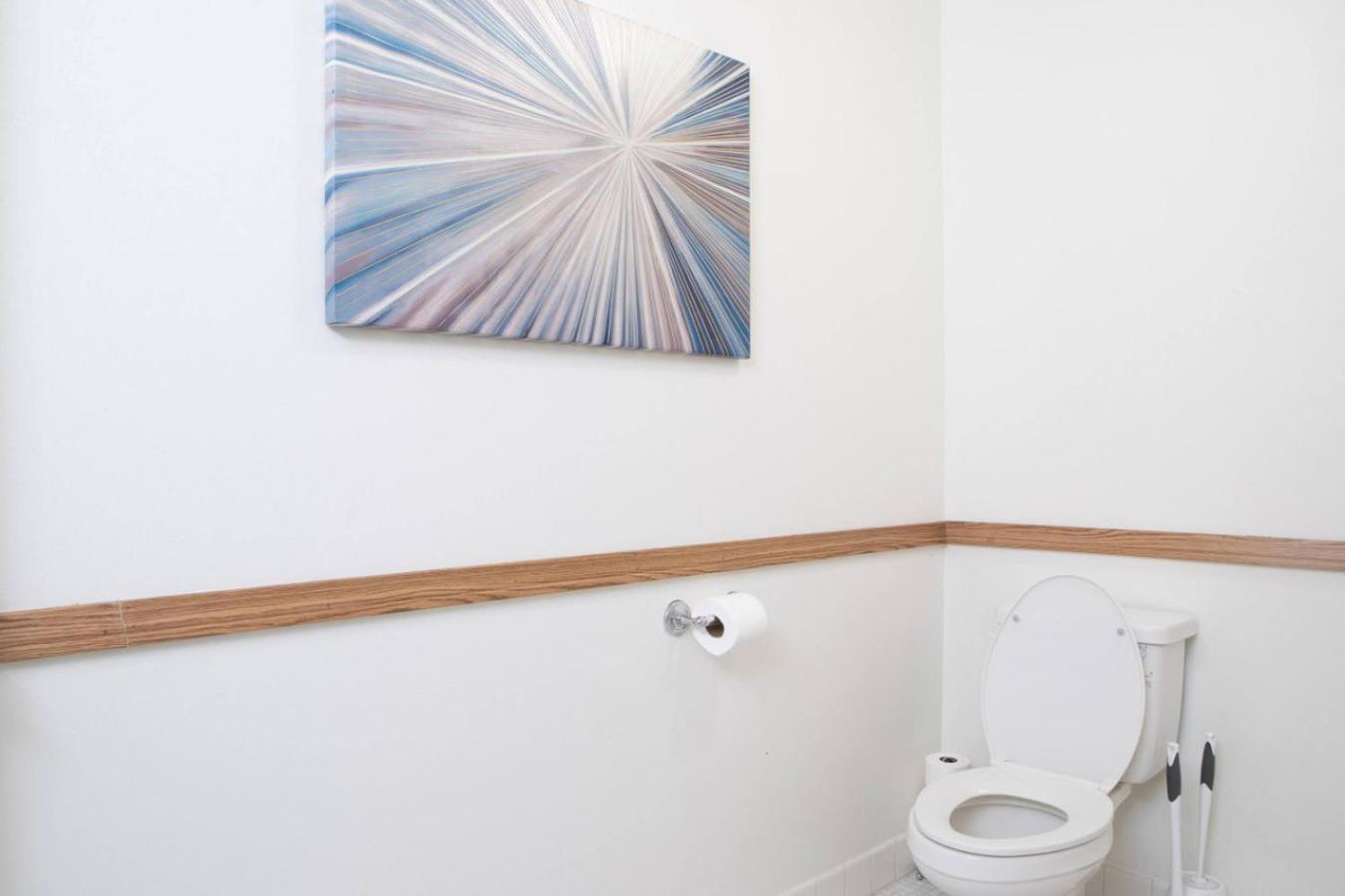 Westown 2br Near Fiserv, Baird, And Theater District