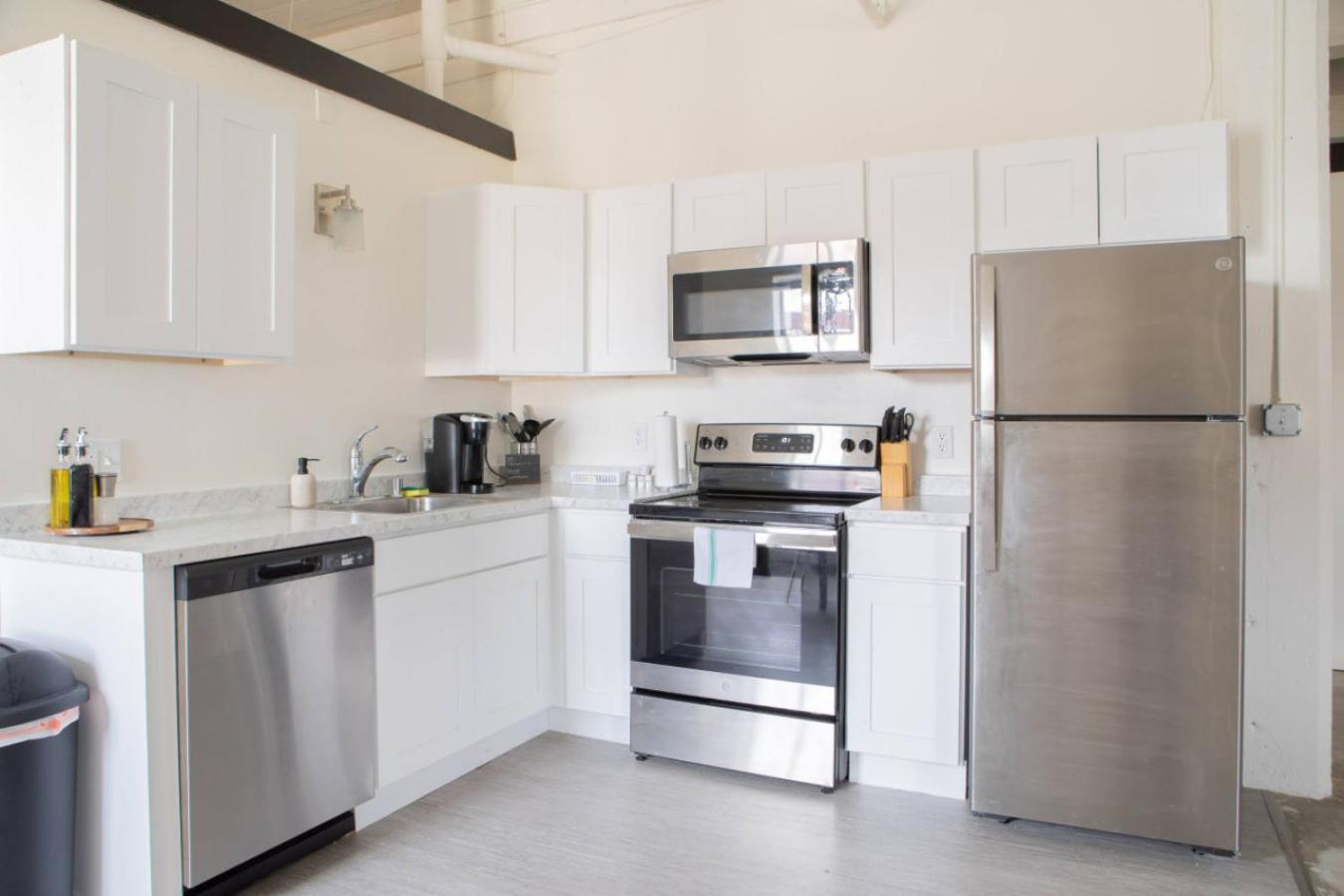 Westown 2br Near Fiserv, Baird, And Theater District Apartment