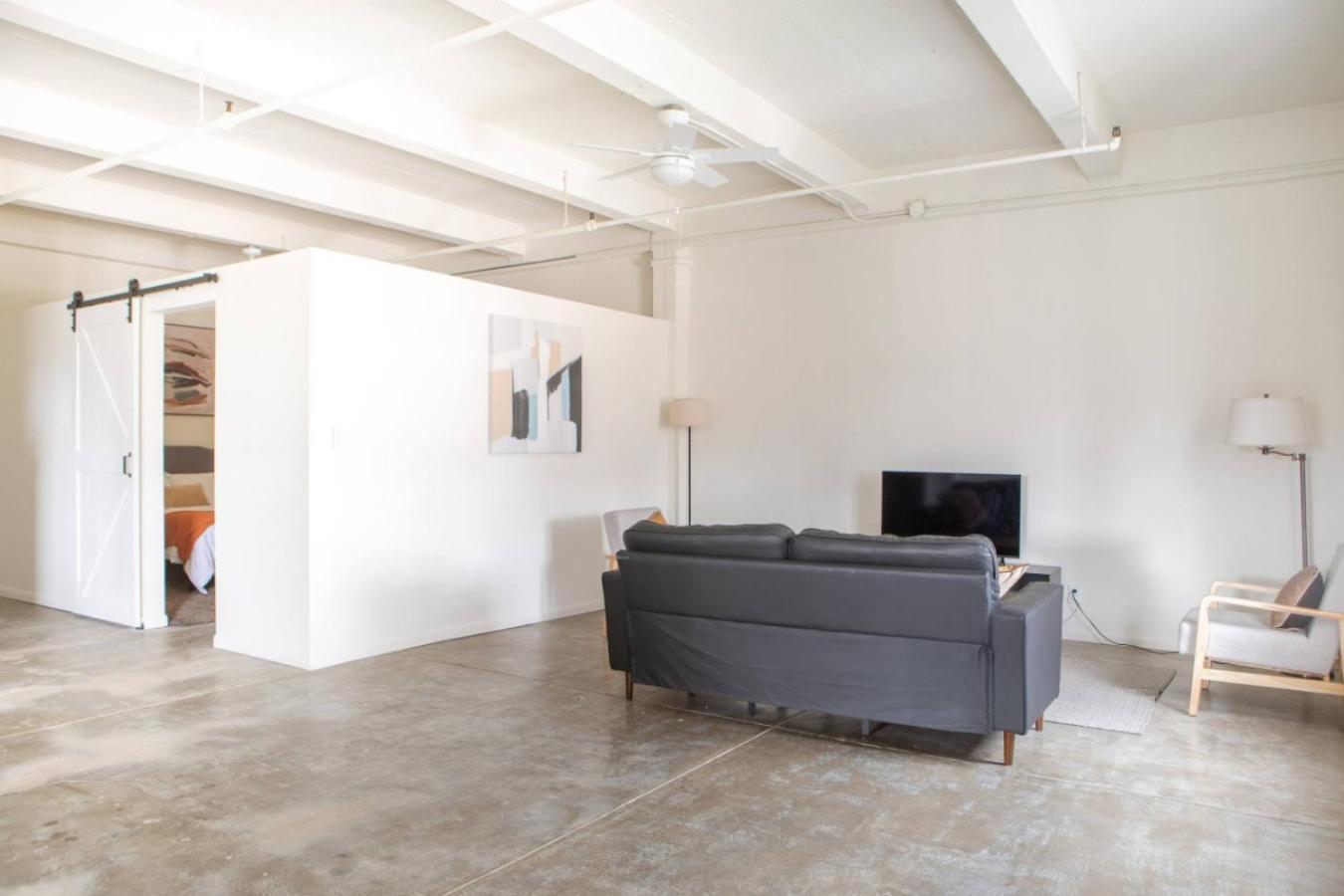 Apartment Westown 2br Near Fiserv, Baird, And Theater District