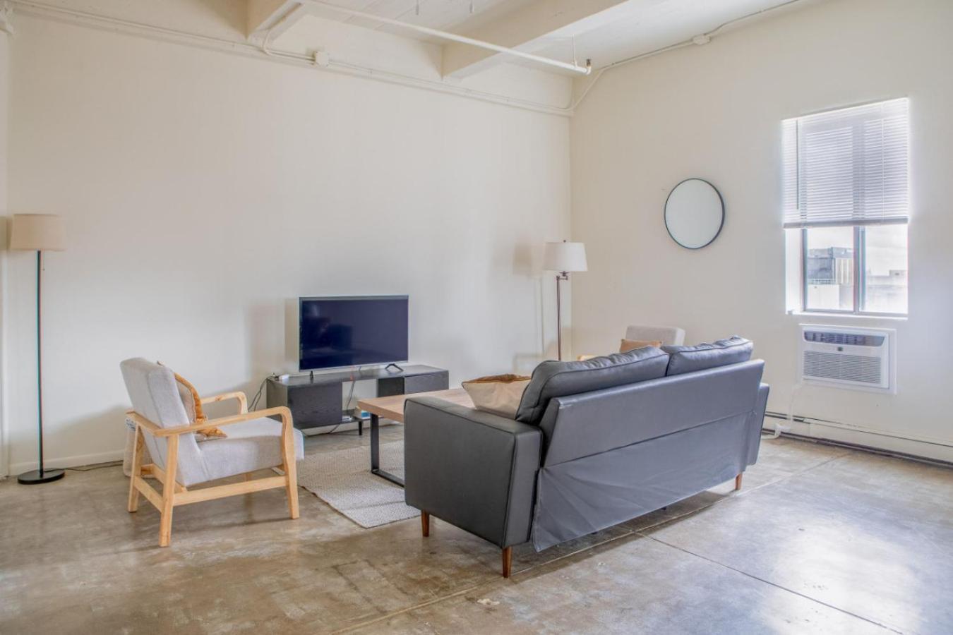 Westown 2br Near Fiserv, Baird, And Theater District