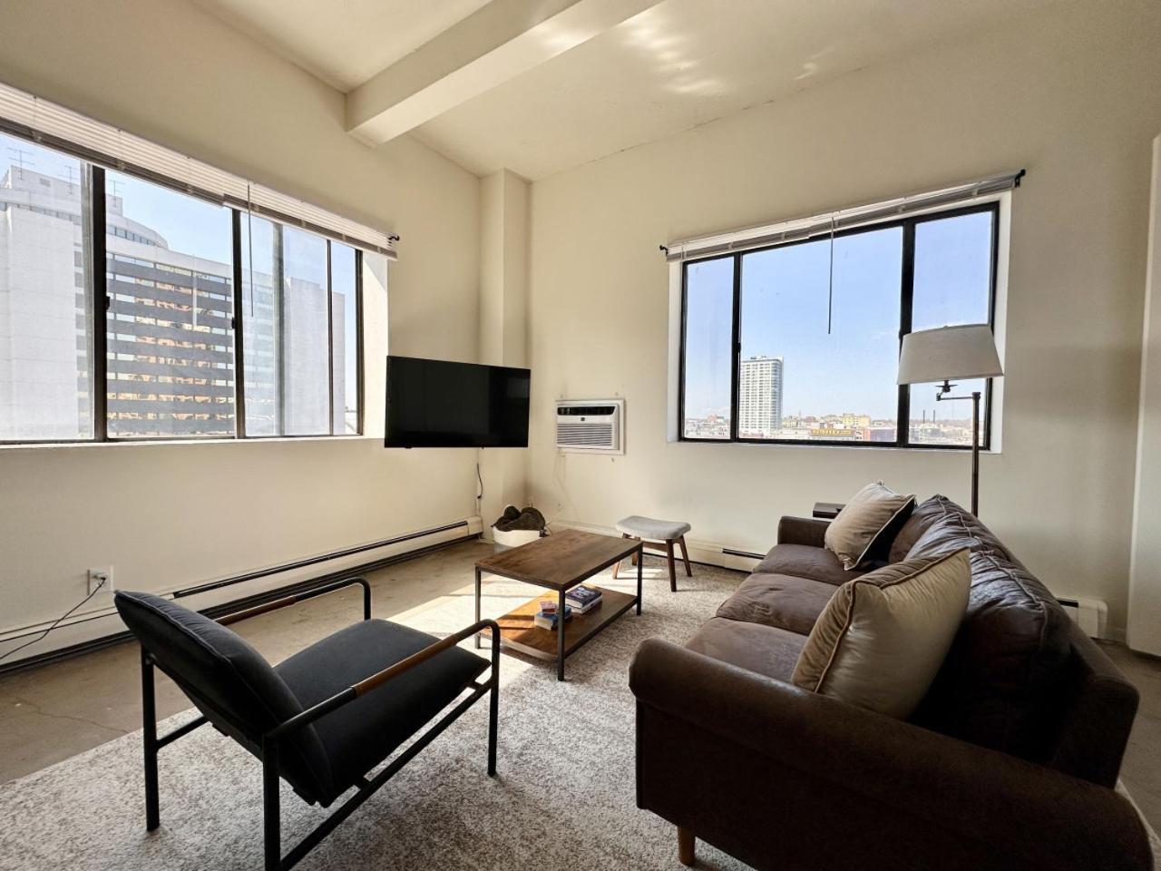 Apartment Westown Near Fiserv, Baird, And Theater District *