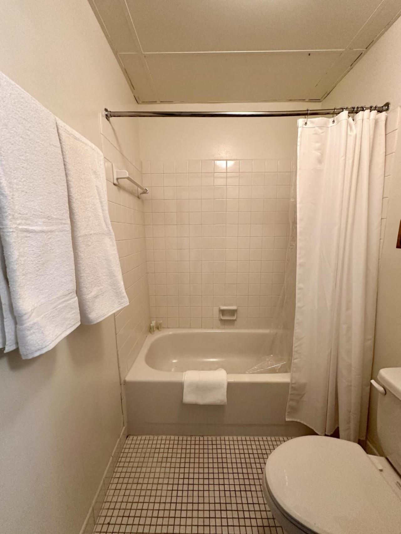 Westown Near Fiserv, Baird, And Theater District Apartment *