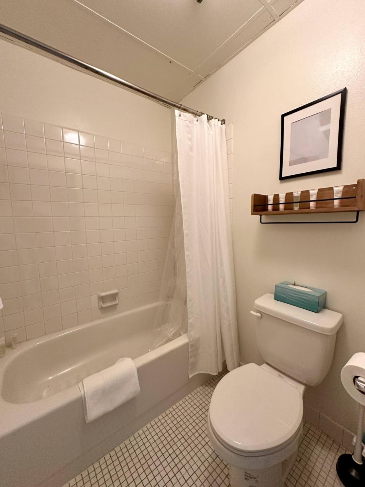 Apartment Westown Near Fiserv, Baird, And Theater District