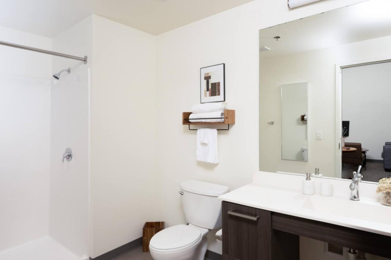 Cream 2br - Just 3 Blocks To Fiserv With Gym And Parking Apartment Milwaukee
